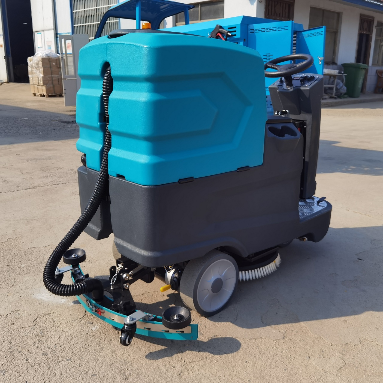QM900 Ride-On Floor Scrubber | Commercial Industrial Cleaning Machine