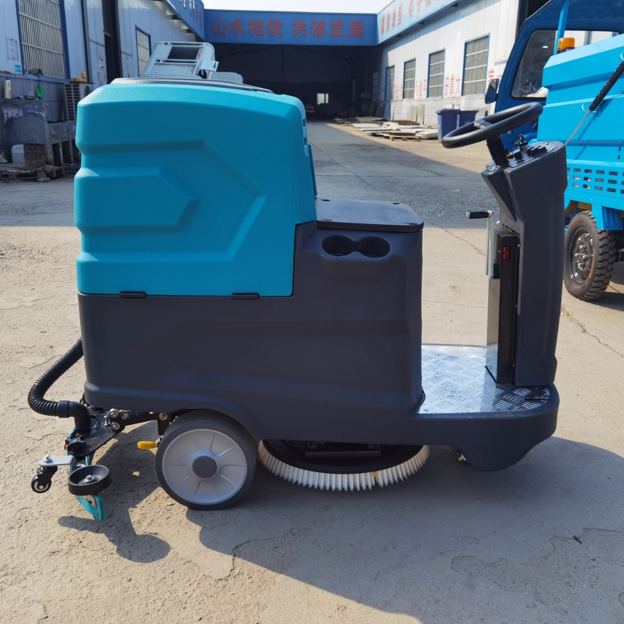 QM900 Ride-On Floor Scrubber | Commercial Industrial Cleaning Machine