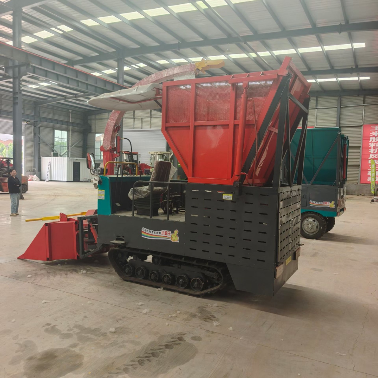 This crawler forage harvester is powered by 180HP engine, with 1800 disc grain crushing header and 5.5m³ heightened box. Full hydraulic operation, 5cm adjustable cutting height, 10-20 ton/h efficienc10-20 Ton/H Crawler Type Silage Harvester for Farm Crops