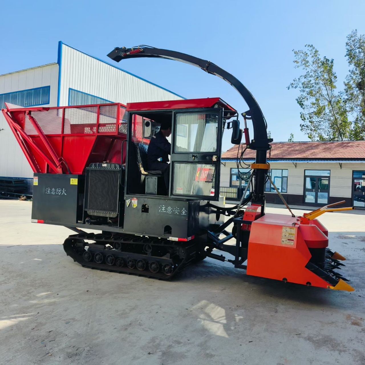 This crawler forage harvester is powered by 180HP engine, with 1800 disc grain crushing header and 5.5m³ heightened box. Full hydraulic operation, 5cm adjustable cutting height, 10-20 ton/h efficienc10-20 Ton/H Crawler Type Silage Harvester for Farm Crops