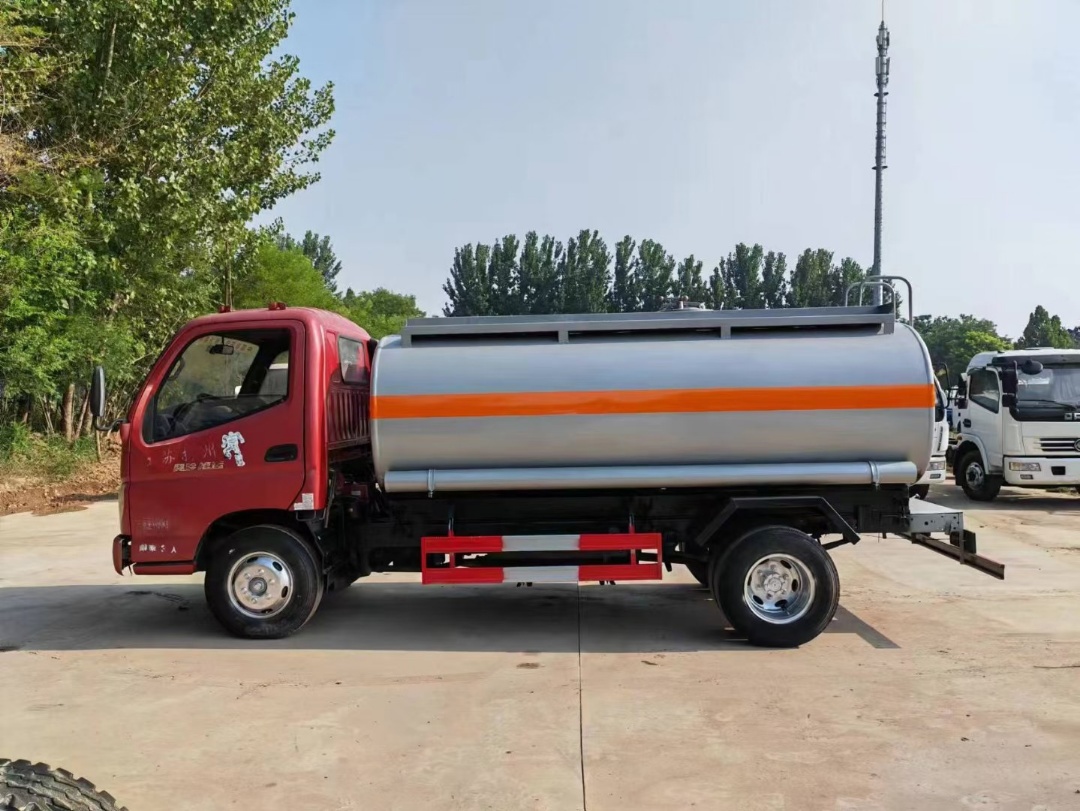 20m³ Mobile Fuel Tanker Truck Sinotruk Howo 380HP Weichai Engine