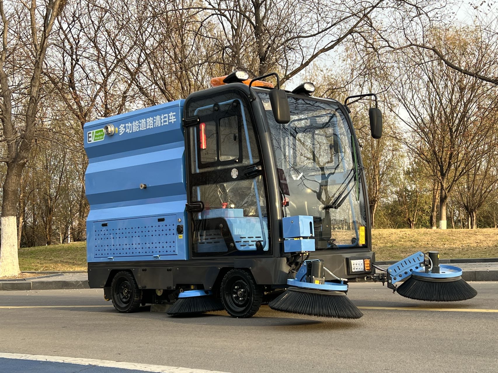 Multi-Purpose Road Cleaning Sweeper Vehicle High Efficiency Street Washing Machine