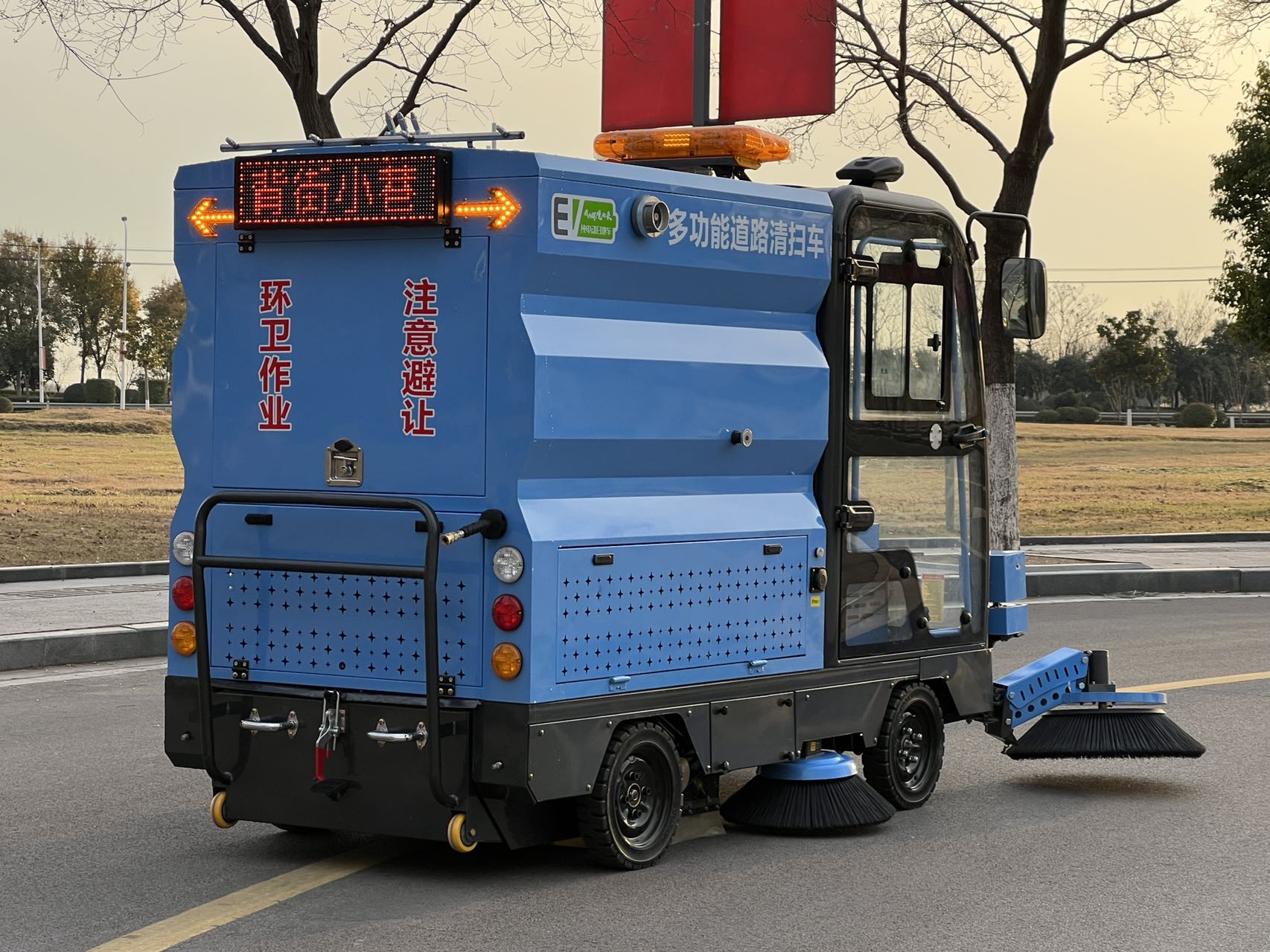 Multi-Purpose Road Cleaning Sweeper Vehicle High Efficiency Street Washing Machine