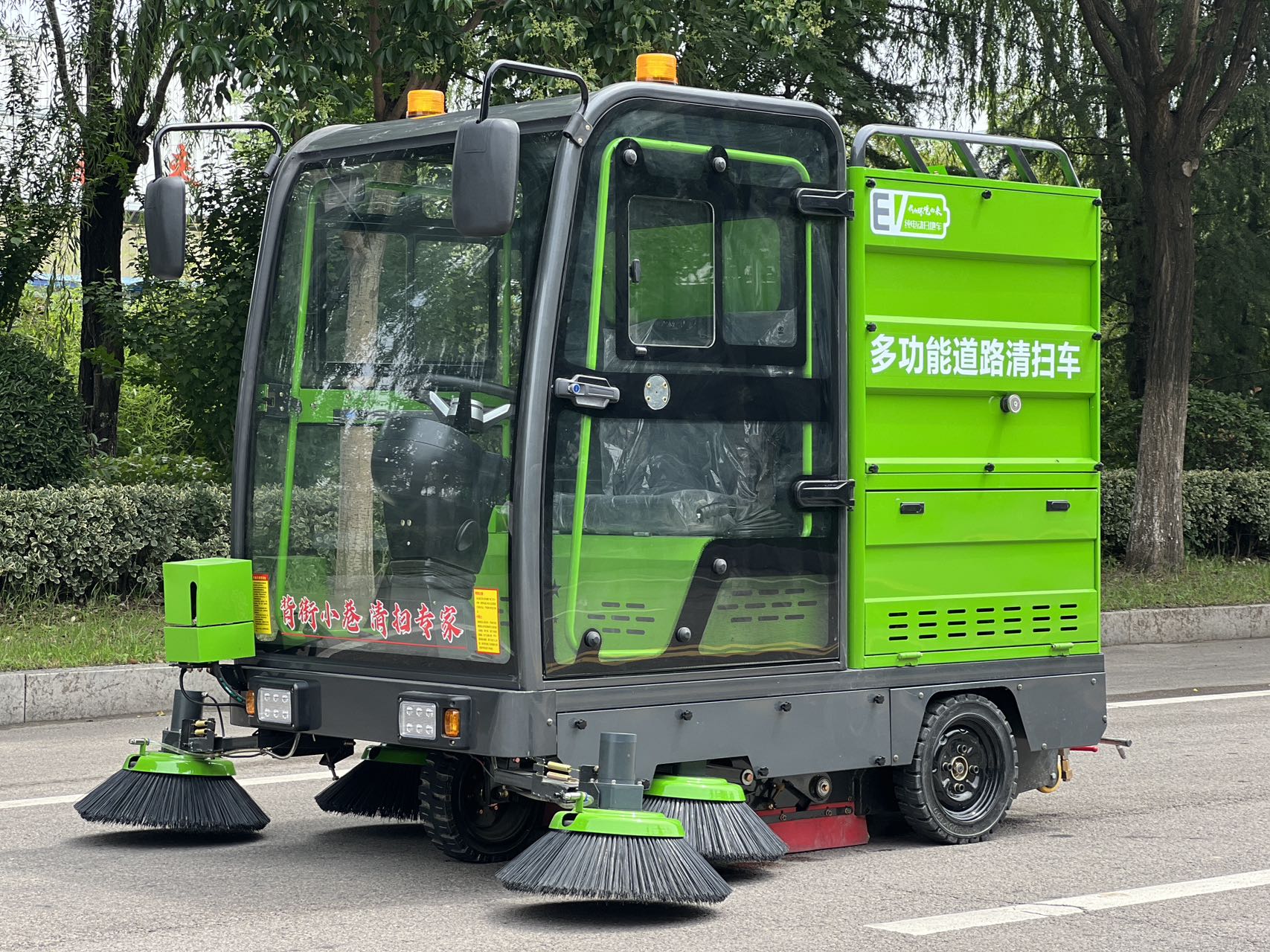 Multi-Purpose Road Cleaning Sweeper Vehicle High Efficiency Street Washing Machine