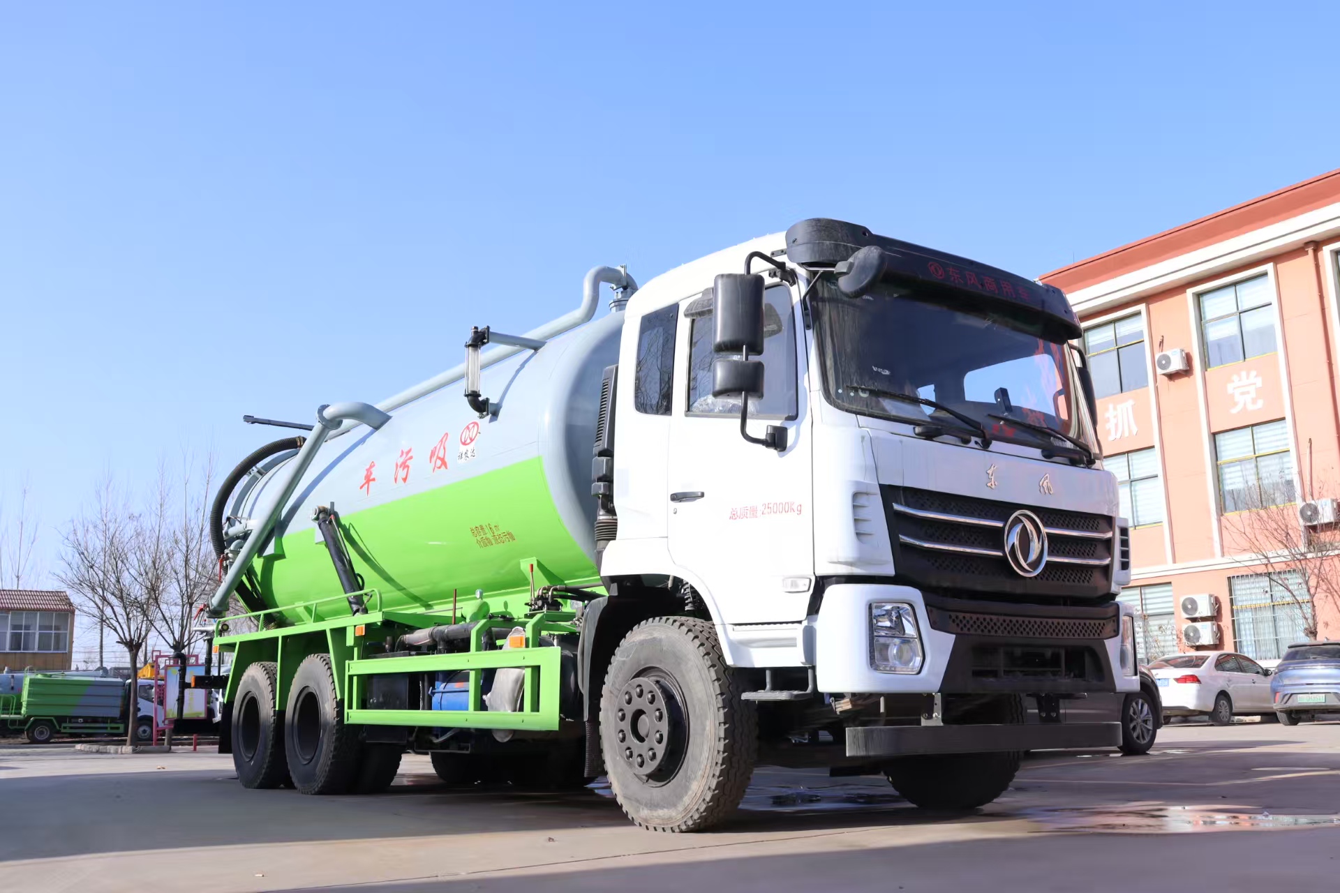 Dongfeng Brand PLC Controlled Engine Vacuum Truck for Septic Tank Cleaning Industrial Waste Sewage Suction