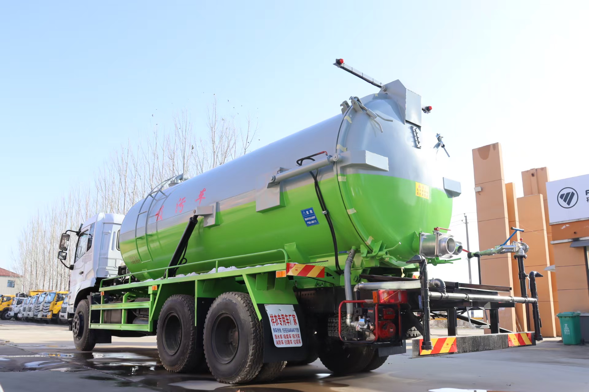 Dongfeng Brand PLC Controlled Engine Vacuum Truck for Septic Tank Cleaning Industrial Waste Sewage Suction