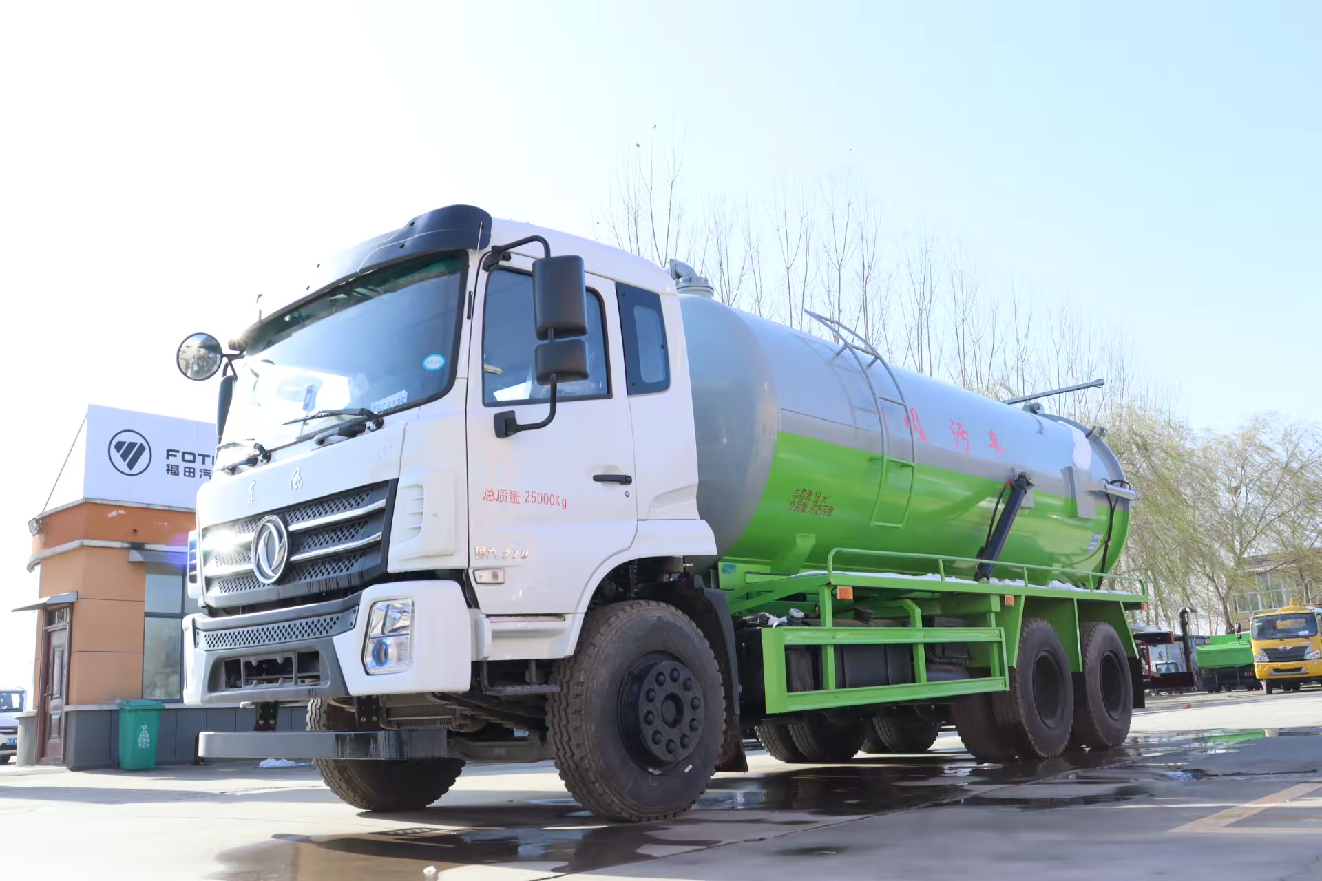 Dongfeng Brand PLC Controlled Engine Vacuum Truck for Septic Tank Cleaning Industrial Waste Sewage Suction