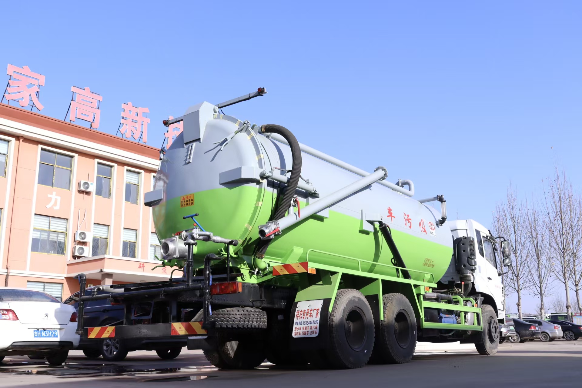 Dongfeng Brand PLC Controlled Engine Vacuum Truck for Septic Tank Cleaning Industrial Waste Sewage Suction