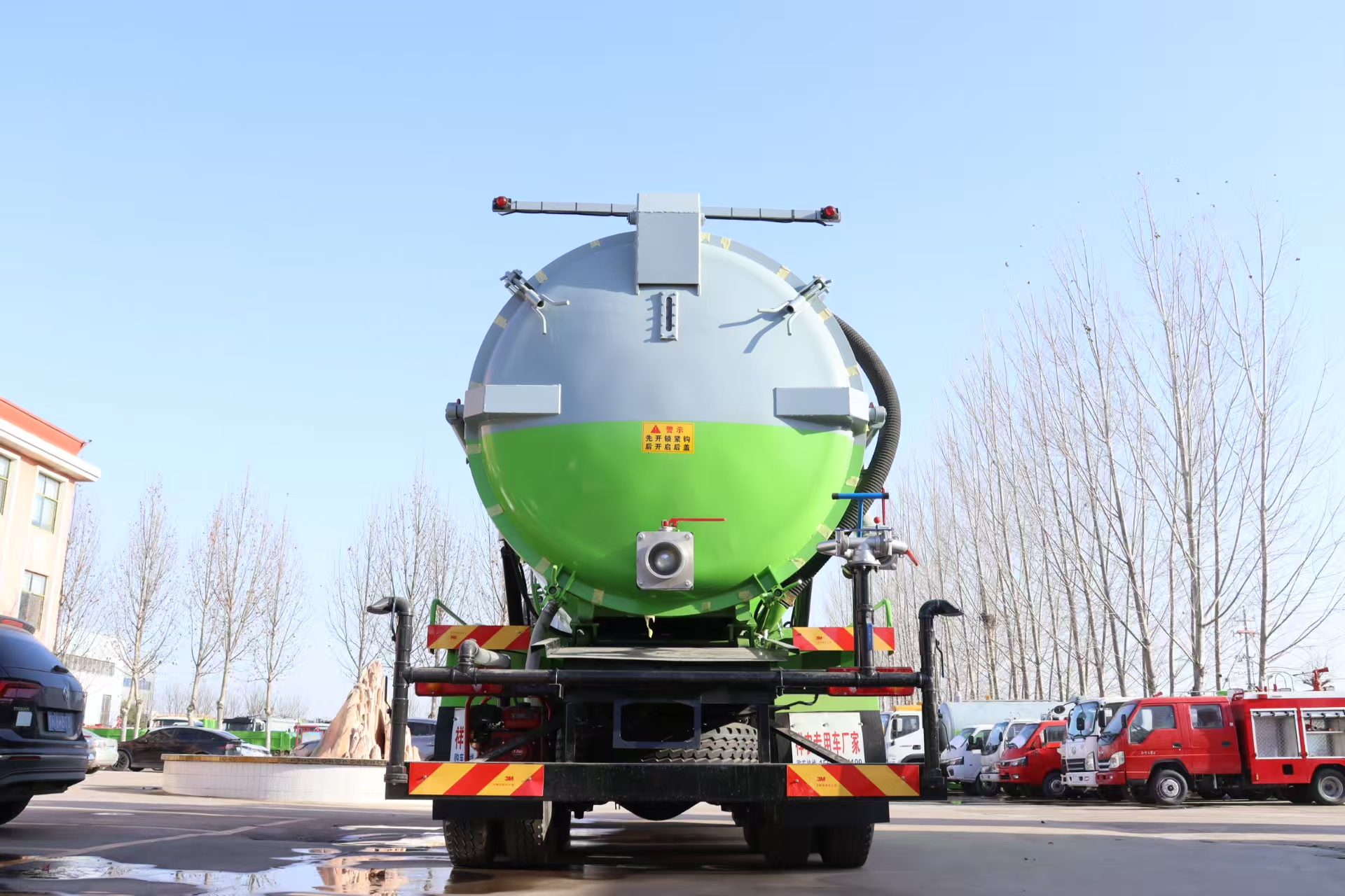Dongfeng Brand PLC Controlled Engine Vacuum Truck for Septic Tank Cleaning Industrial Waste Sewage Suction