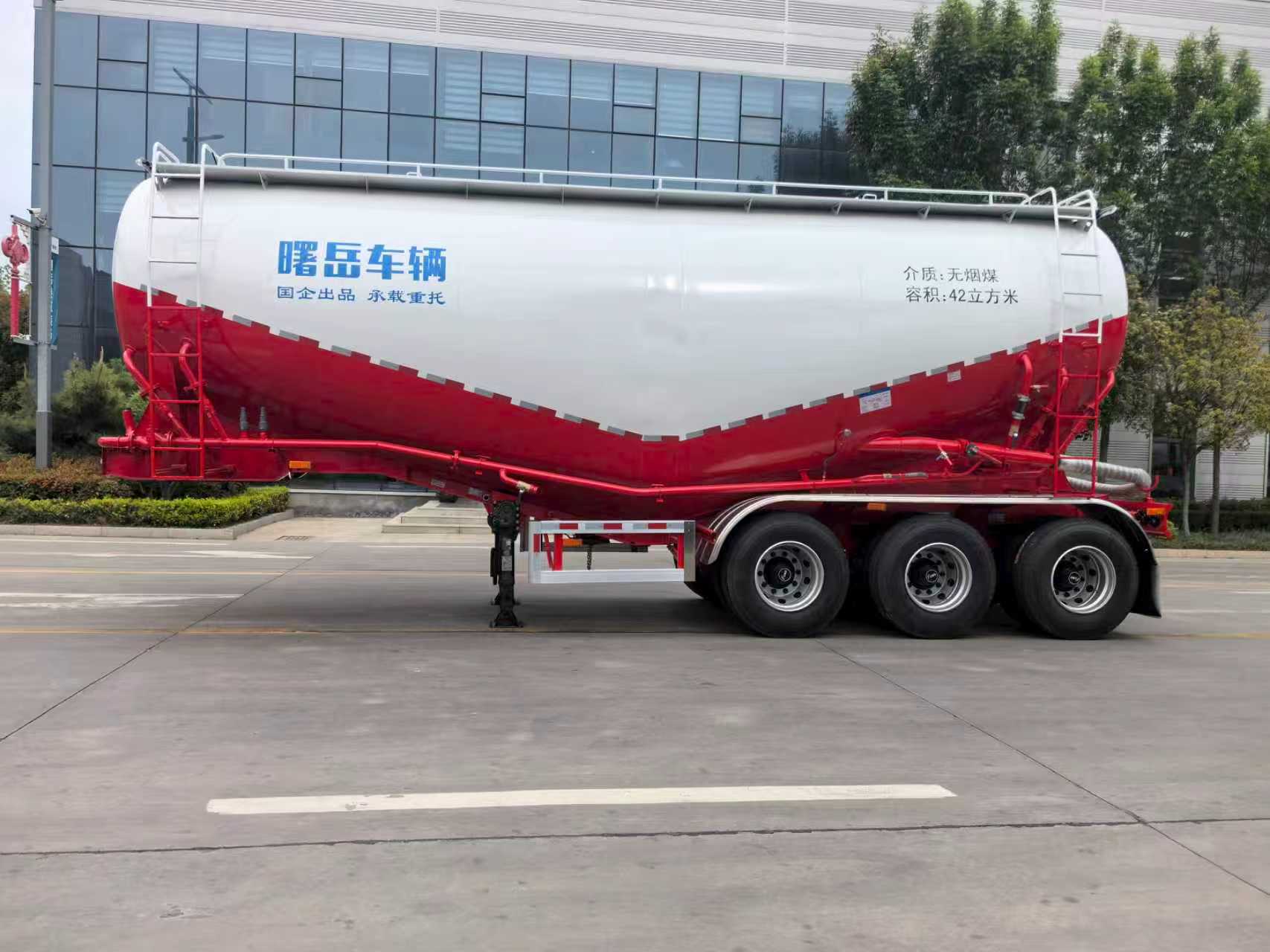 Medium-density powder and granular material transportation vehicle