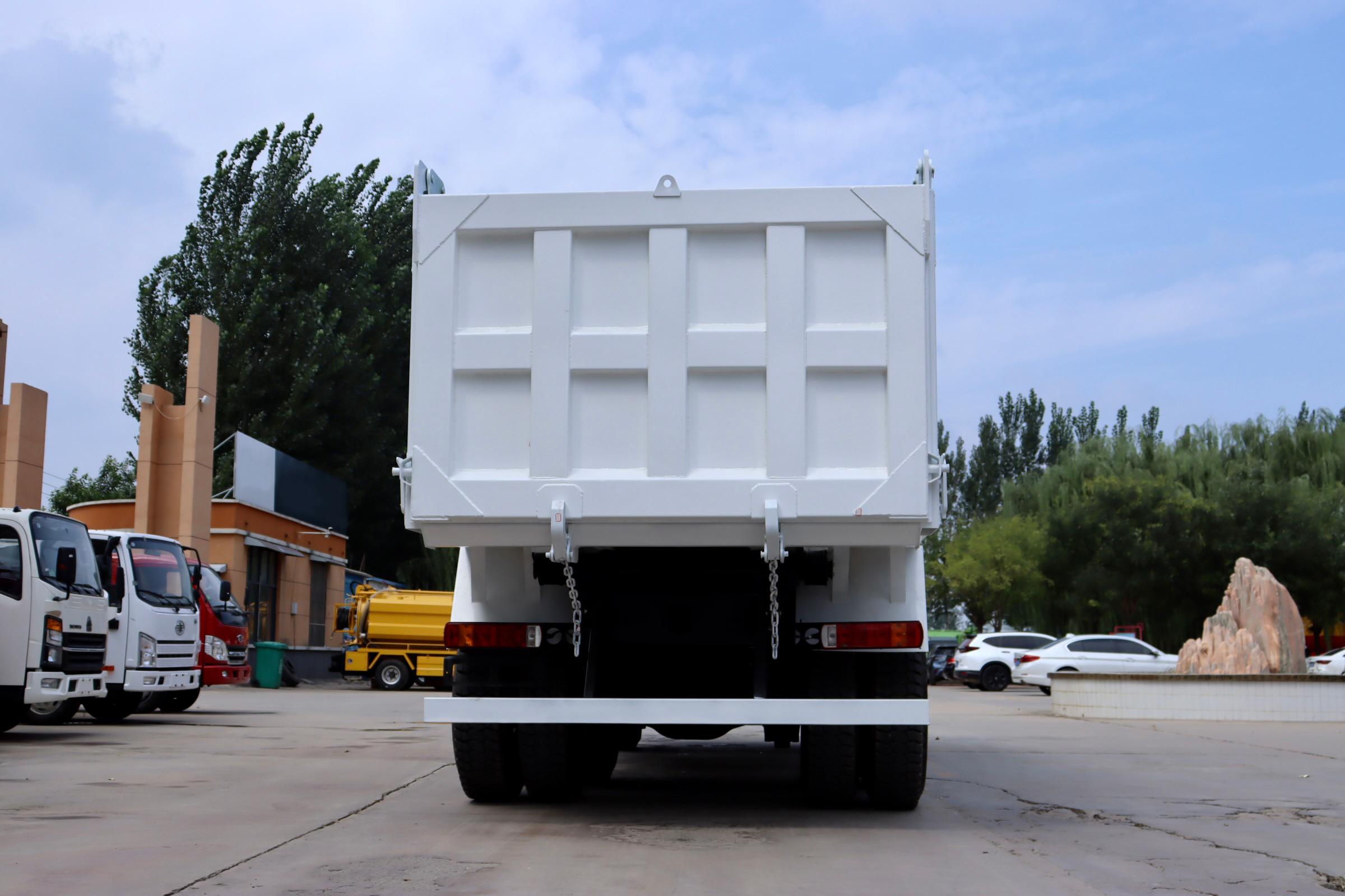 Customizable New Foton Auman 6x4 Diesel Euro 4 Heavy Dump Truck with Right Steering for Engine Rear Camera & FAST Gearbox