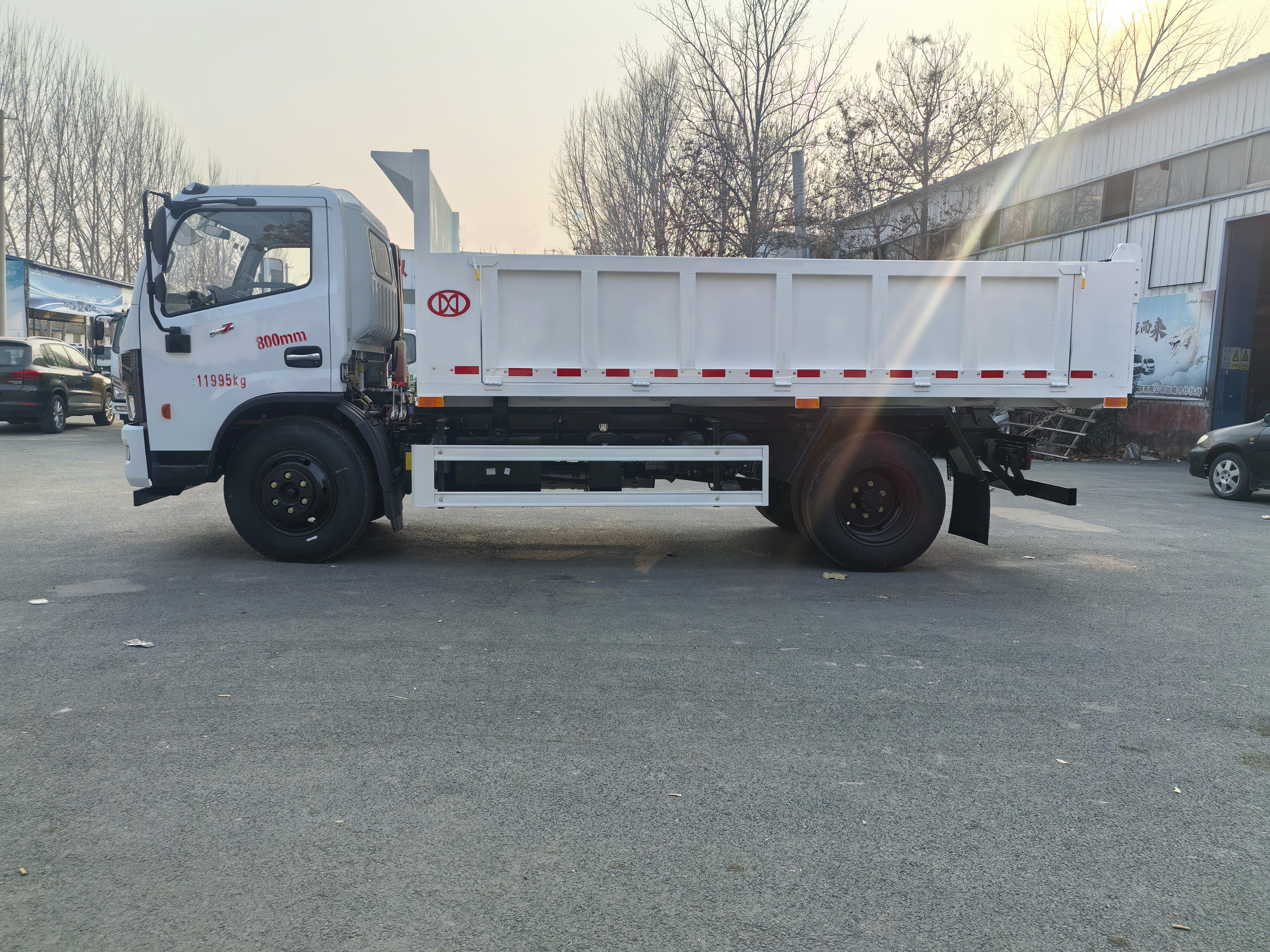 New Dongfeng 4x2 Diesel Dump Truck with Manual Gearbox EURO 5 Emission for Recycling & Waste Transport