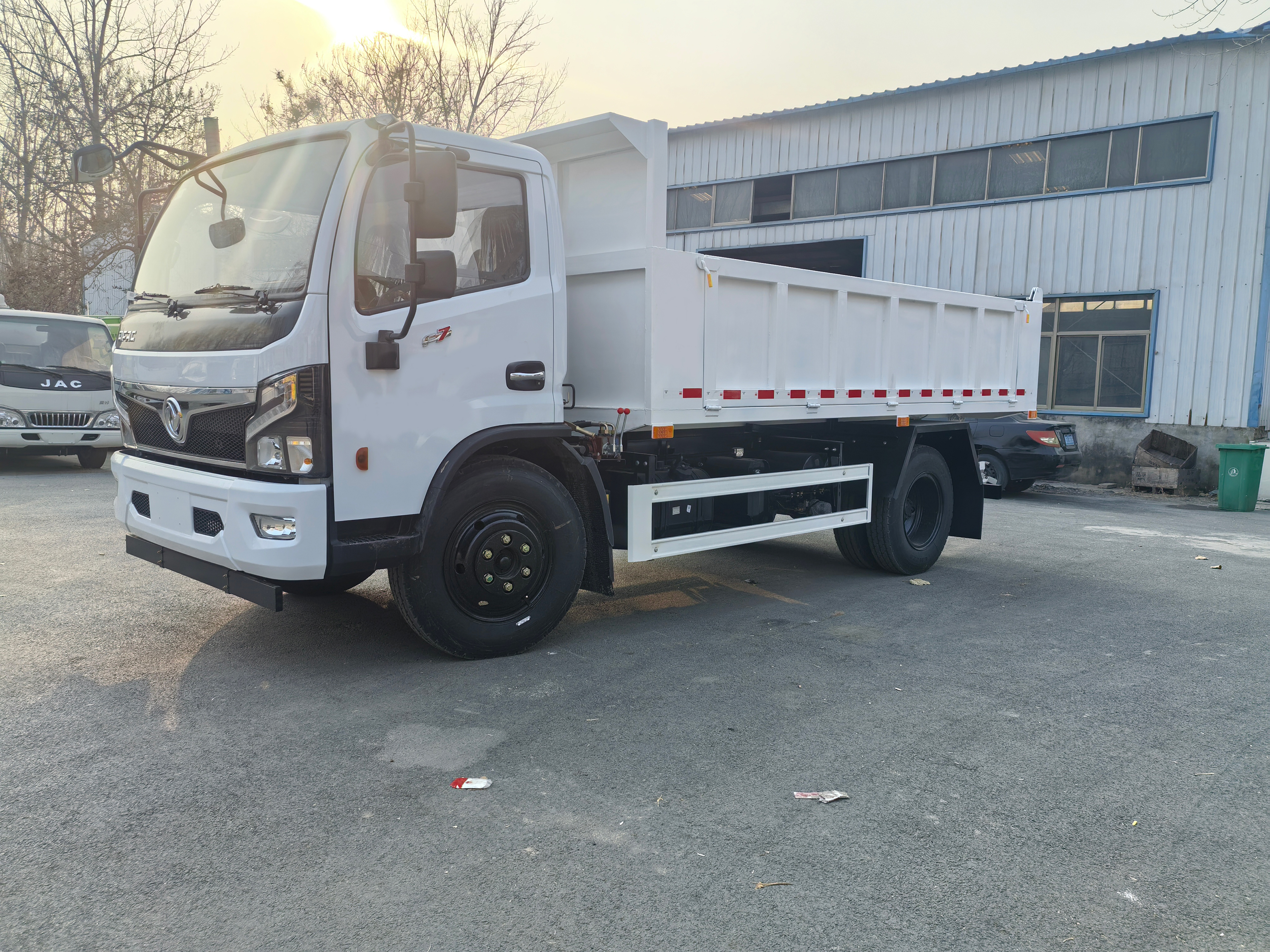 New Dongfeng 4x2 Diesel Dump Truck with Manual Gearbox EURO 5 Emission for Recycling & Waste Transport
