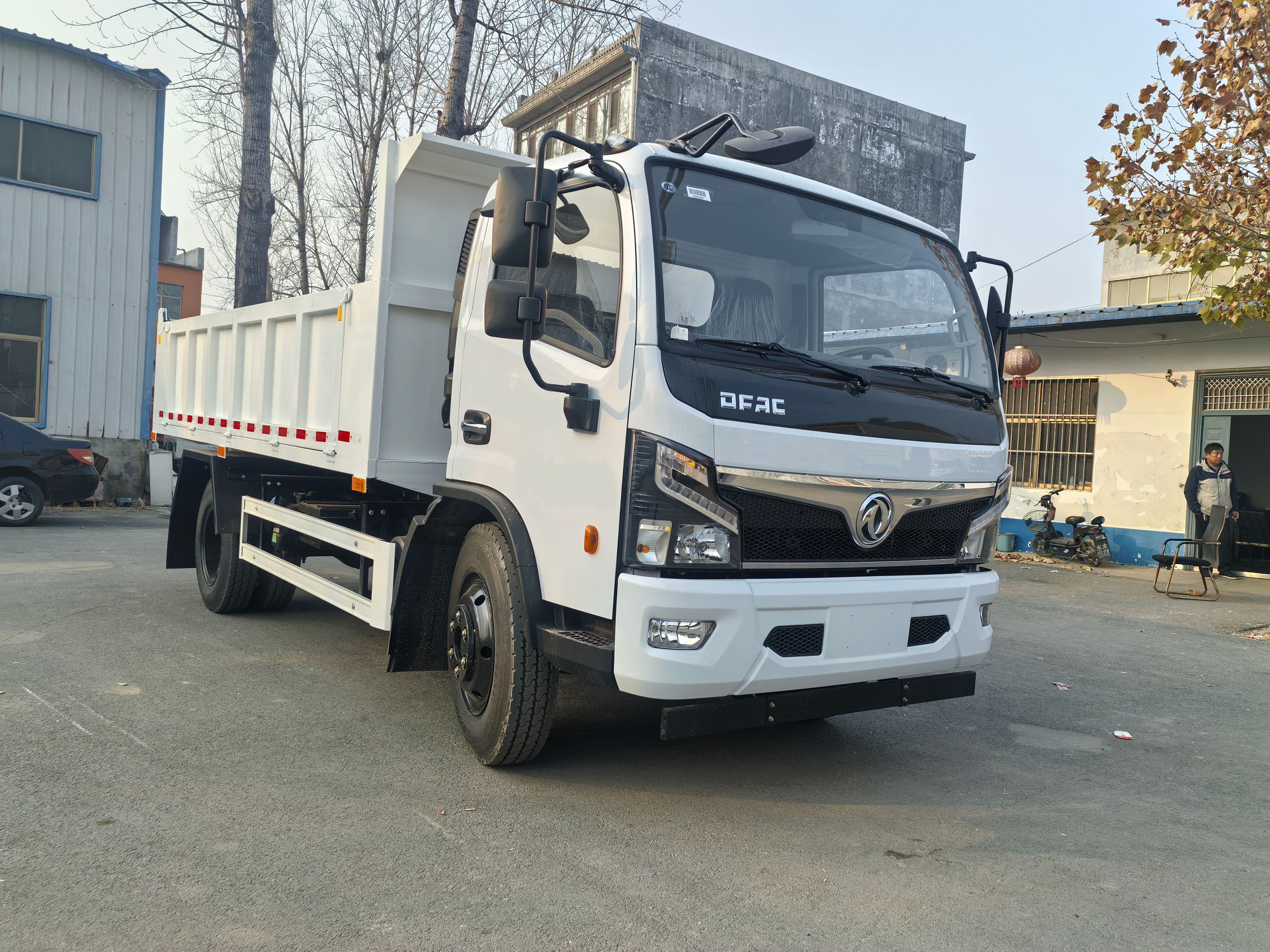 New Dongfeng 4x2 Diesel Dump Truck with Manual Gearbox EURO 5 Emission for Recycling & Waste Transport