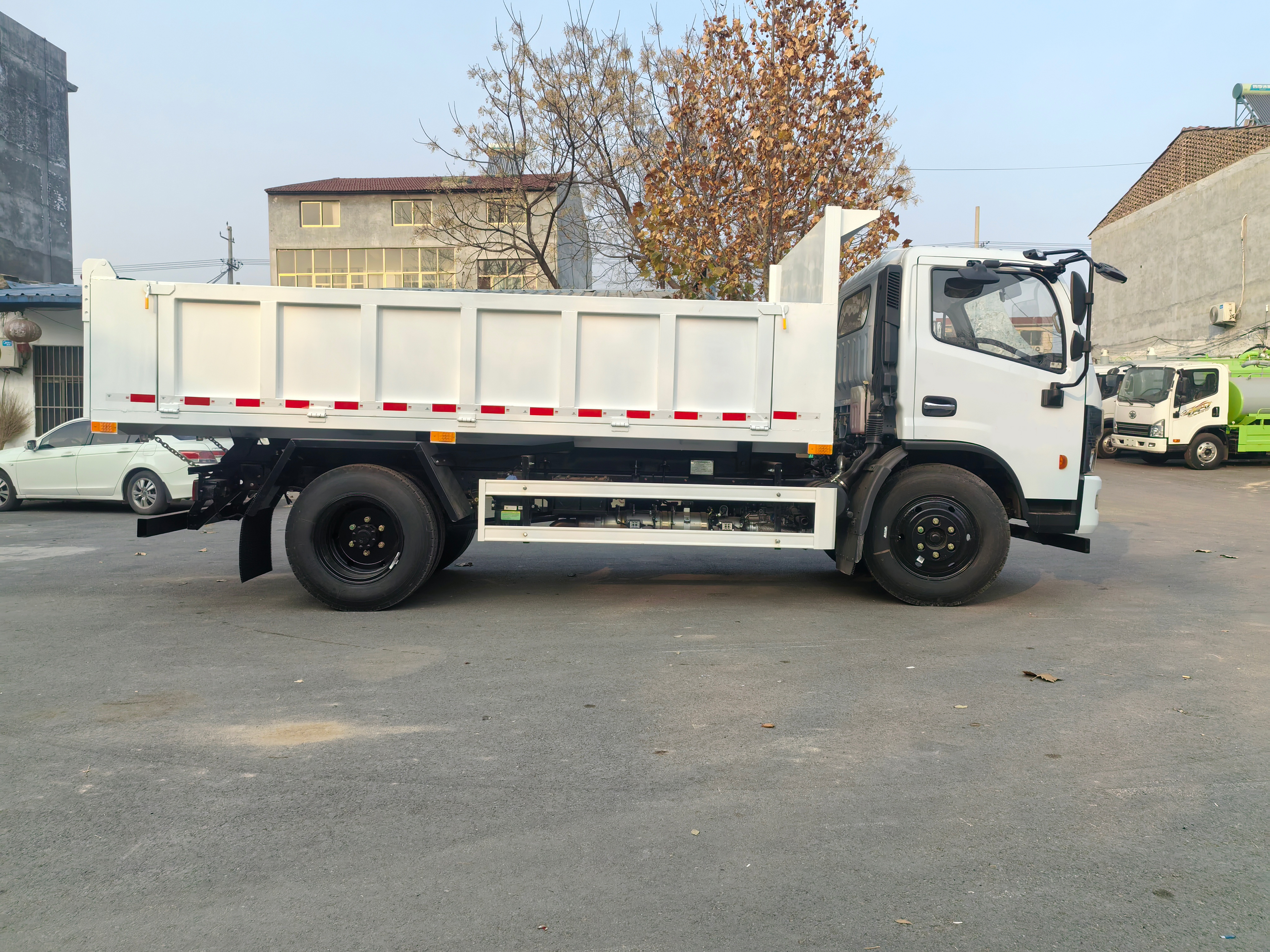 New Dongfeng 4x2 Diesel Dump Truck with Manual Gearbox EURO 5 Emission for Recycling & Waste Transport