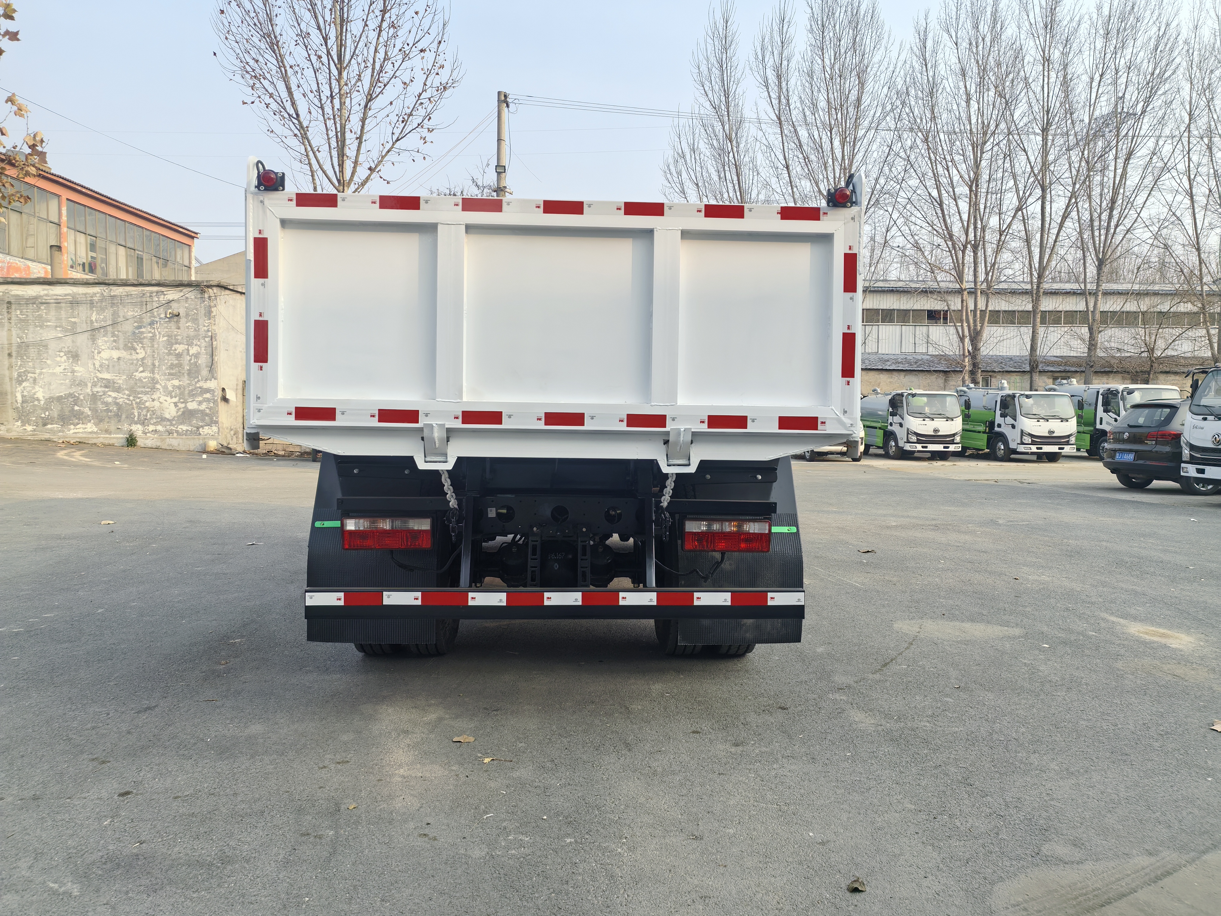 New Dongfeng 4x2 Diesel Dump Truck with Manual Gearbox EURO 5 Emission for Recycling & Waste Transport