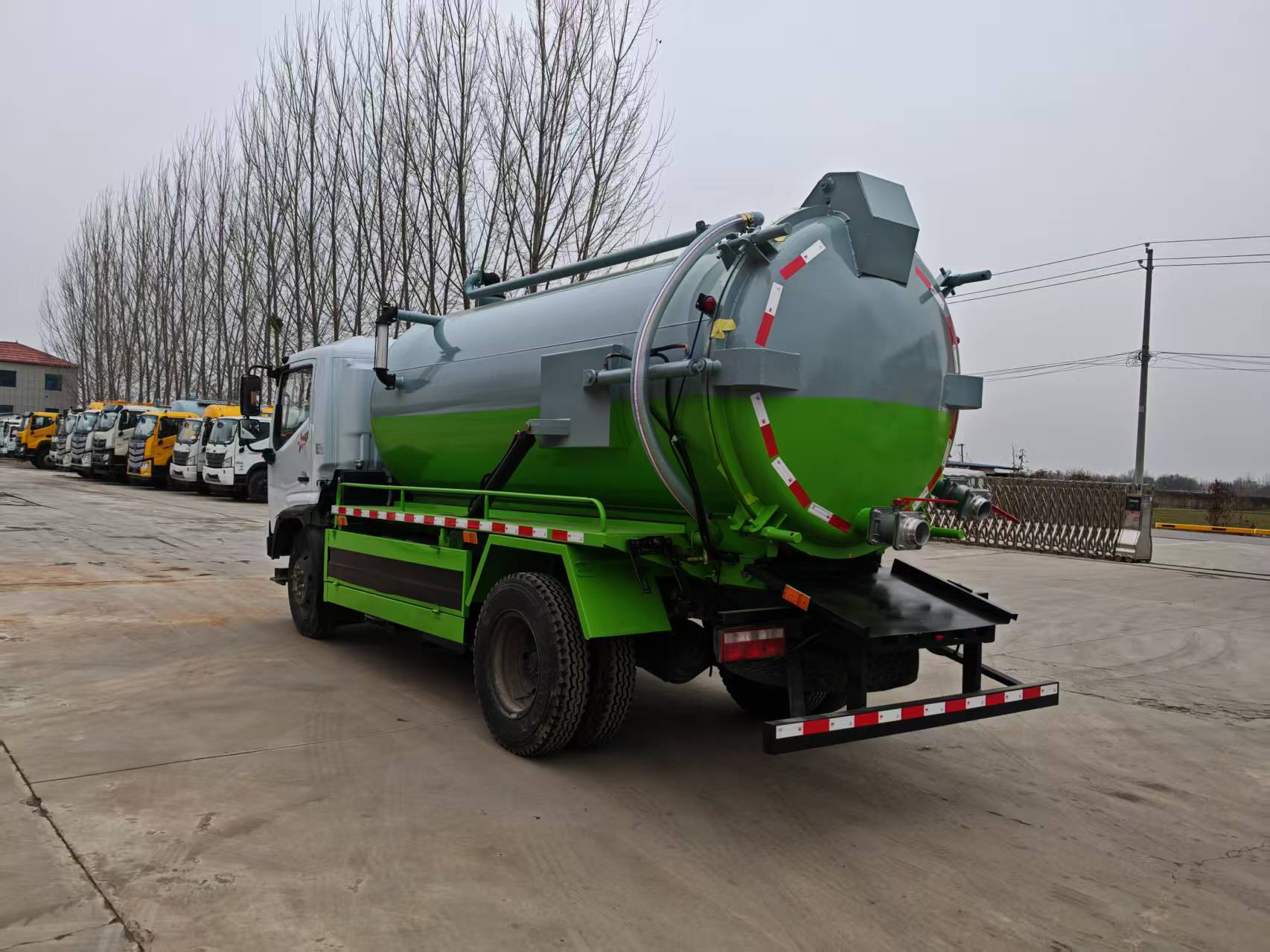 Dongfeng Multi Functional Engine Powered NEW Sewage Suction Truck for Fecal Suction Sewage Dredging Sludge Dry Wet Separation