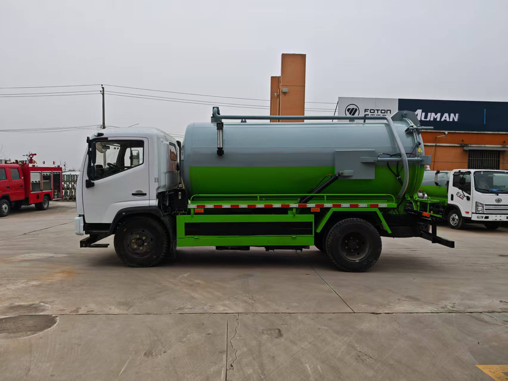 Dongfeng Multi Functional Engine Powered NEW Sewage Suction Truck for Fecal Suction Sewage Dredging Sludge Dry Wet Separation