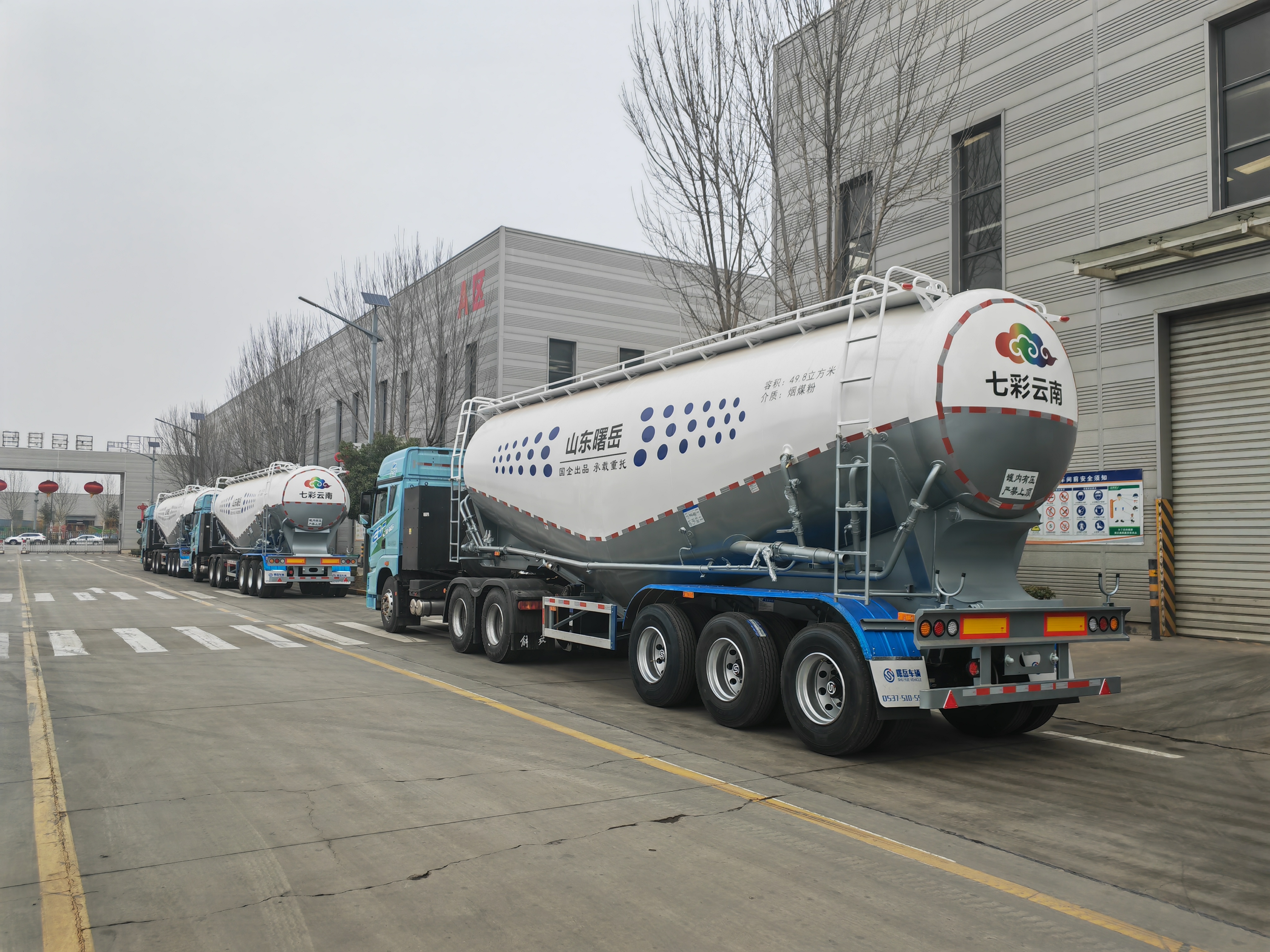 Medium-density powder and granular material transportation vehicle