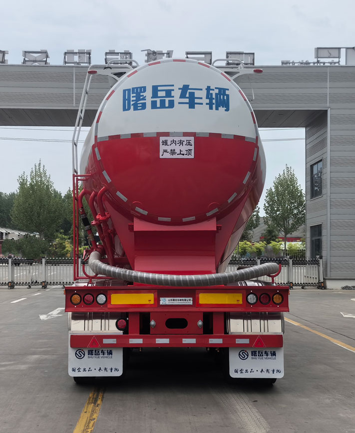 Medium-density powder and granular material transportation vehicle
