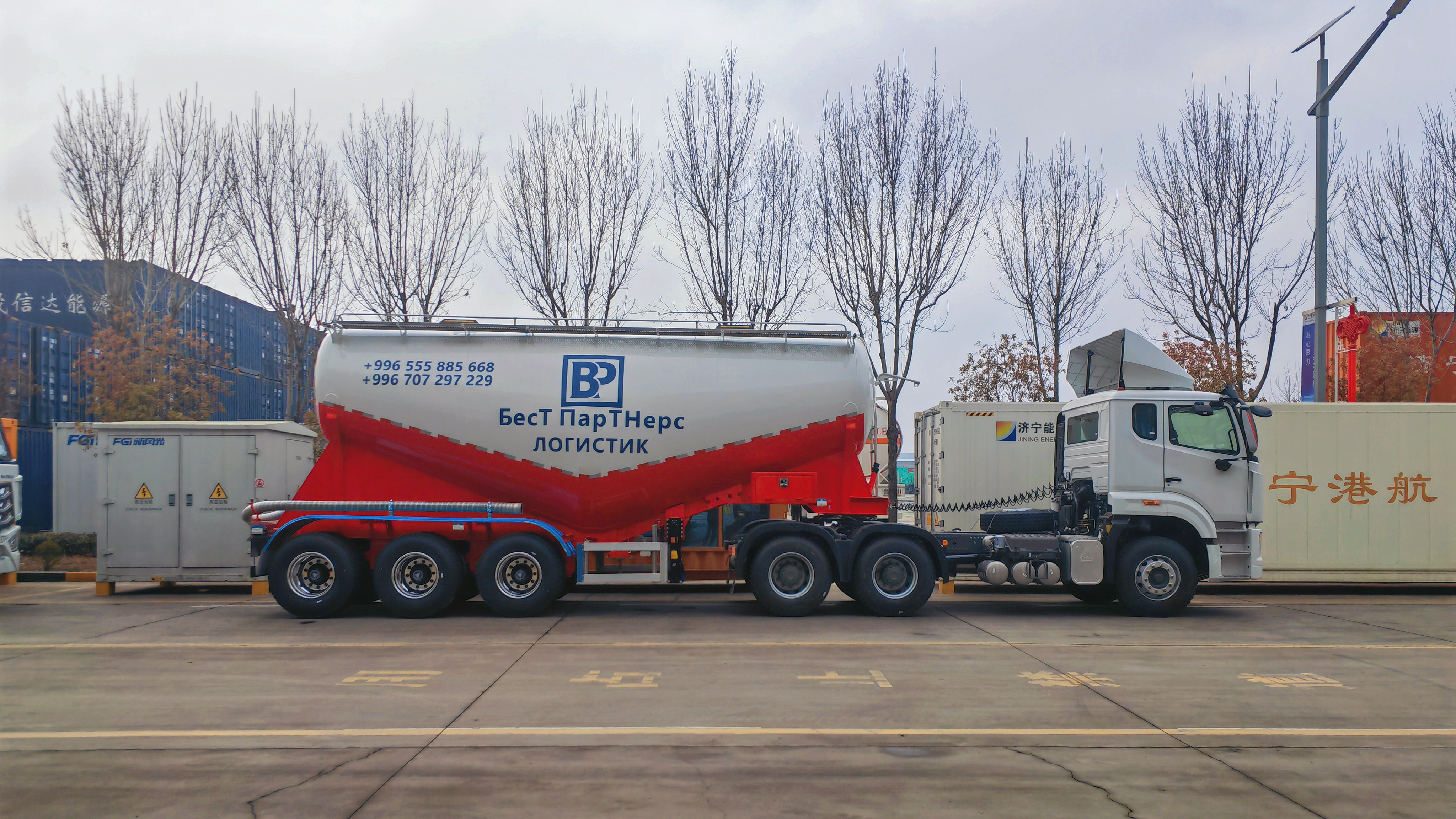 Medium-density powder and granular material transportation vehicle