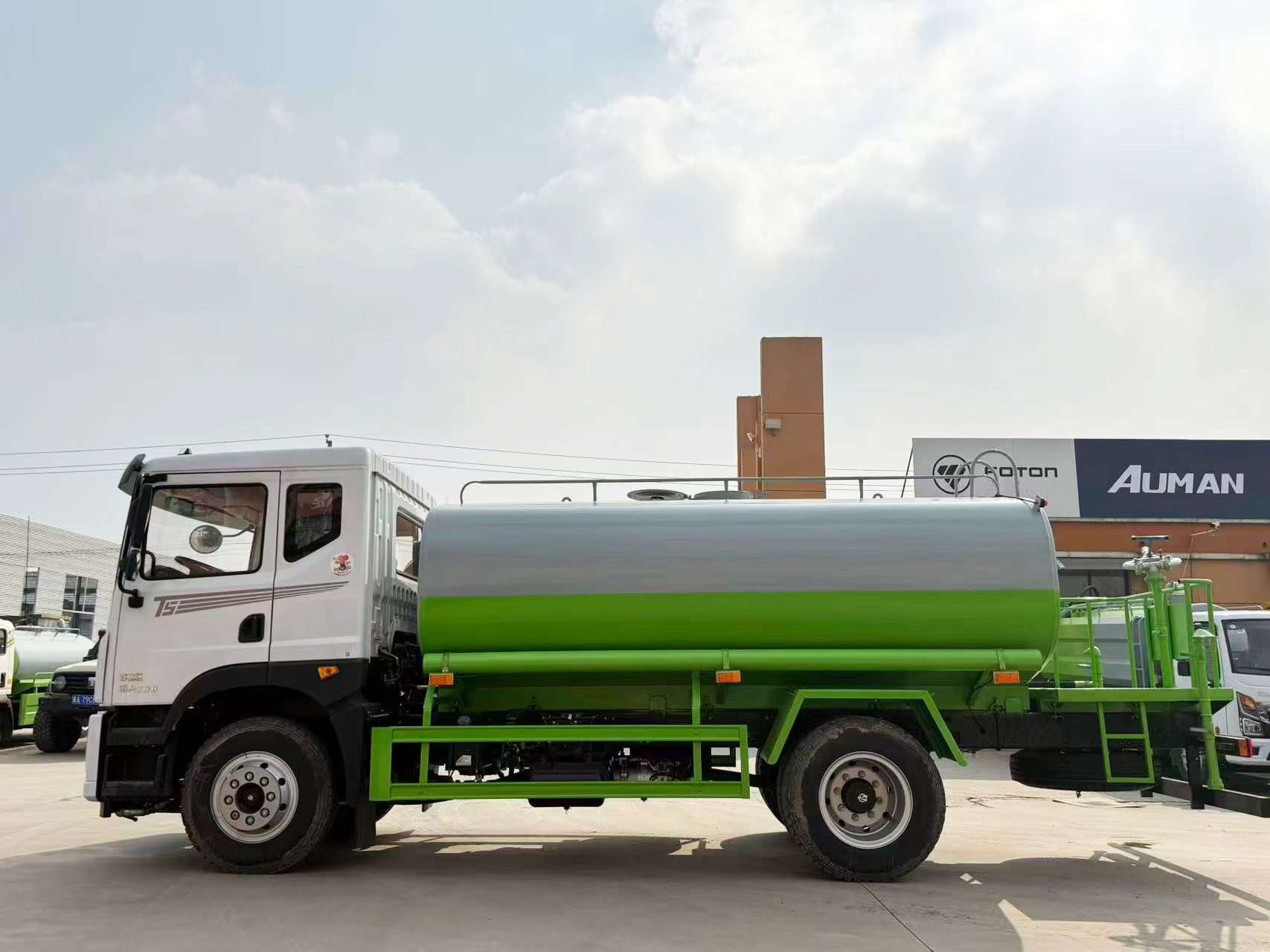 Dongfeng Huashen T5 4X2 Diesel Water Sprinkler Truck 12CBM High Pressure Water Cannon 15-30M Spray Width EURO 5 Fire Fighting