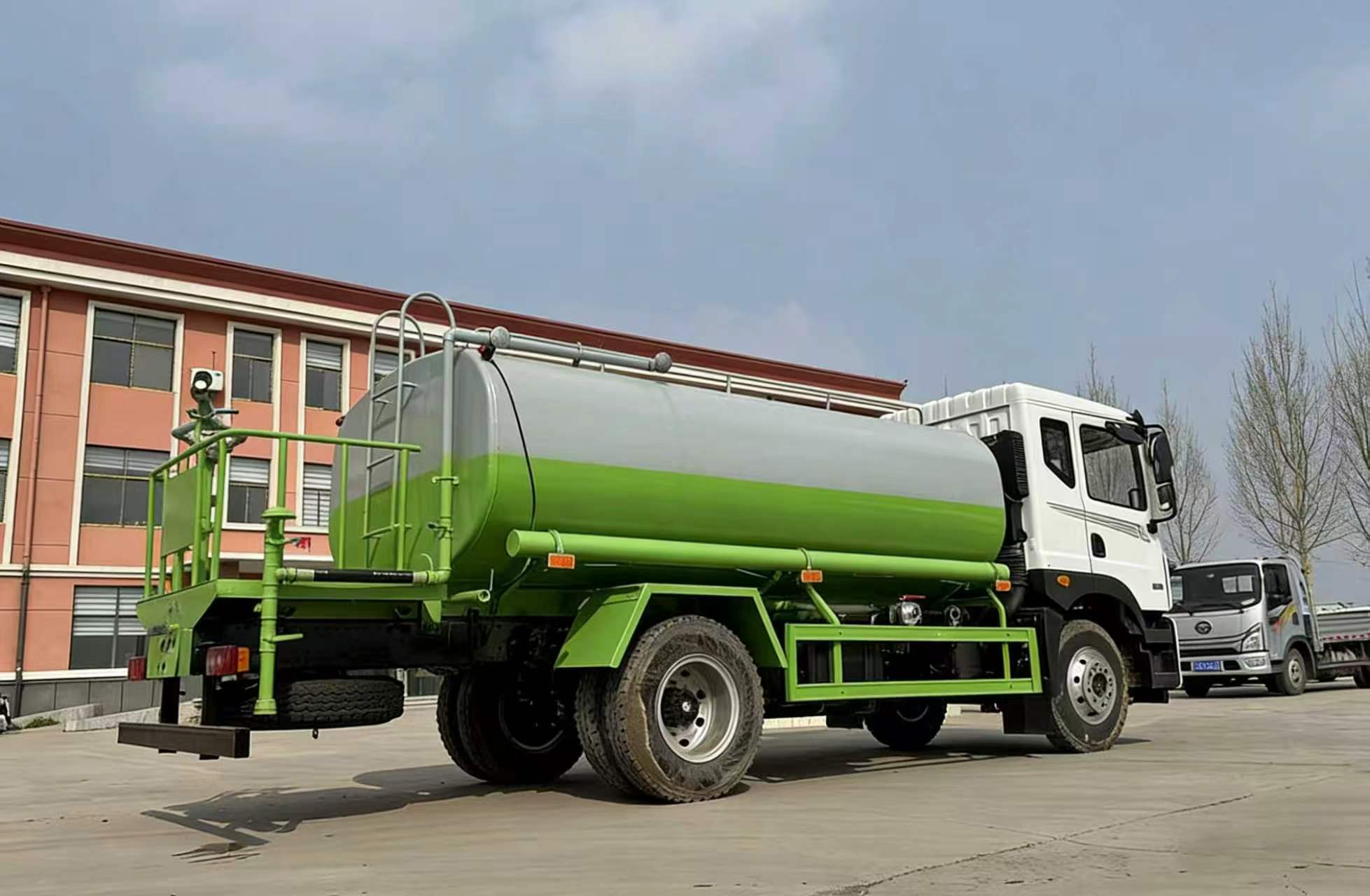 Dongfeng Huashen T5 4X2 Diesel Water Sprinkler Truck 12CBM High Pressure Water Cannon 15-30M Spray Width EURO 5 Fire Fighting