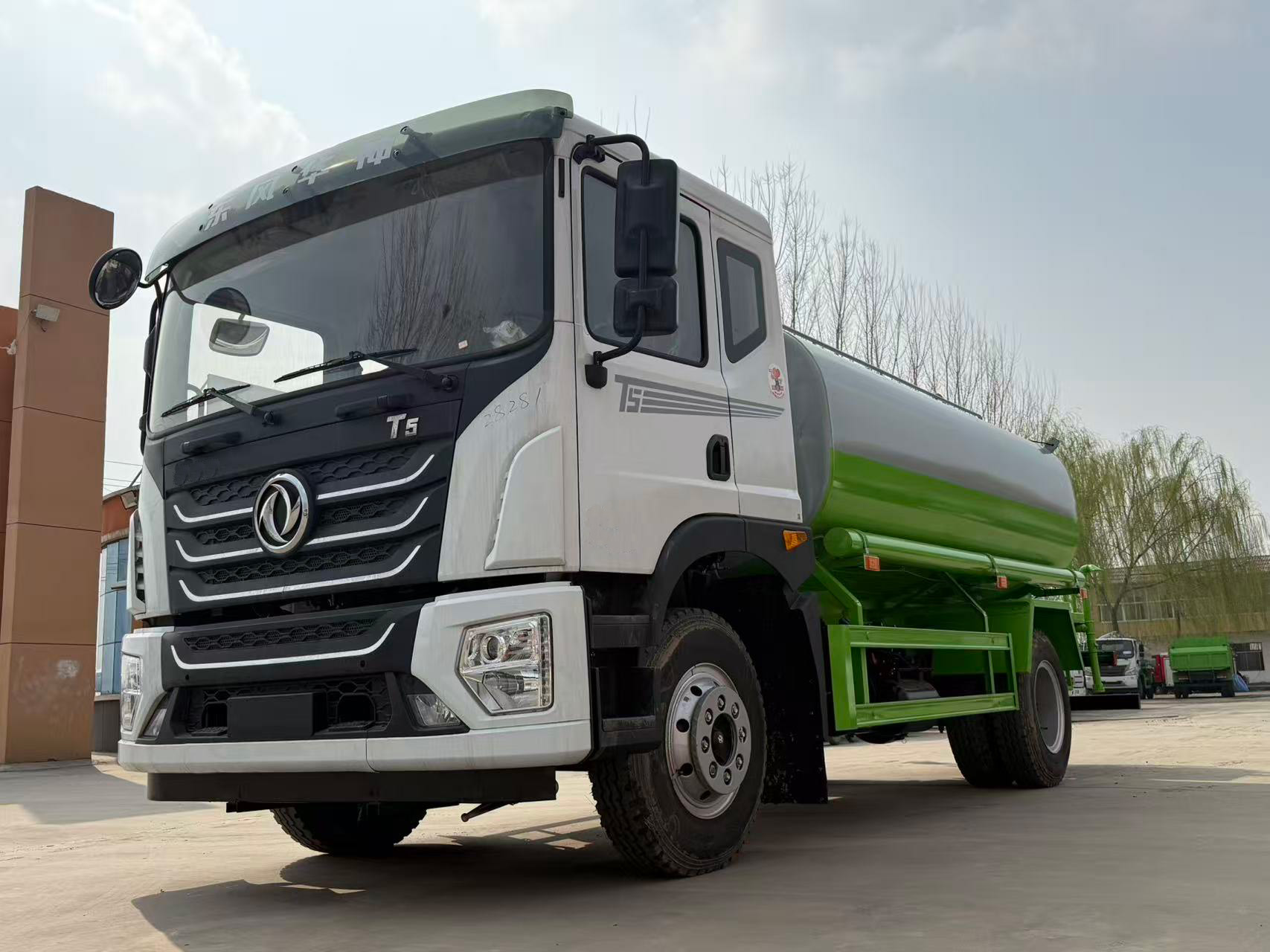 Dongfeng Huashen T5 4X2 Diesel Water Sprinkler Truck 12CBM High Pressure Water Cannon 15-30M Spray Width EURO 5 Fire Fighting