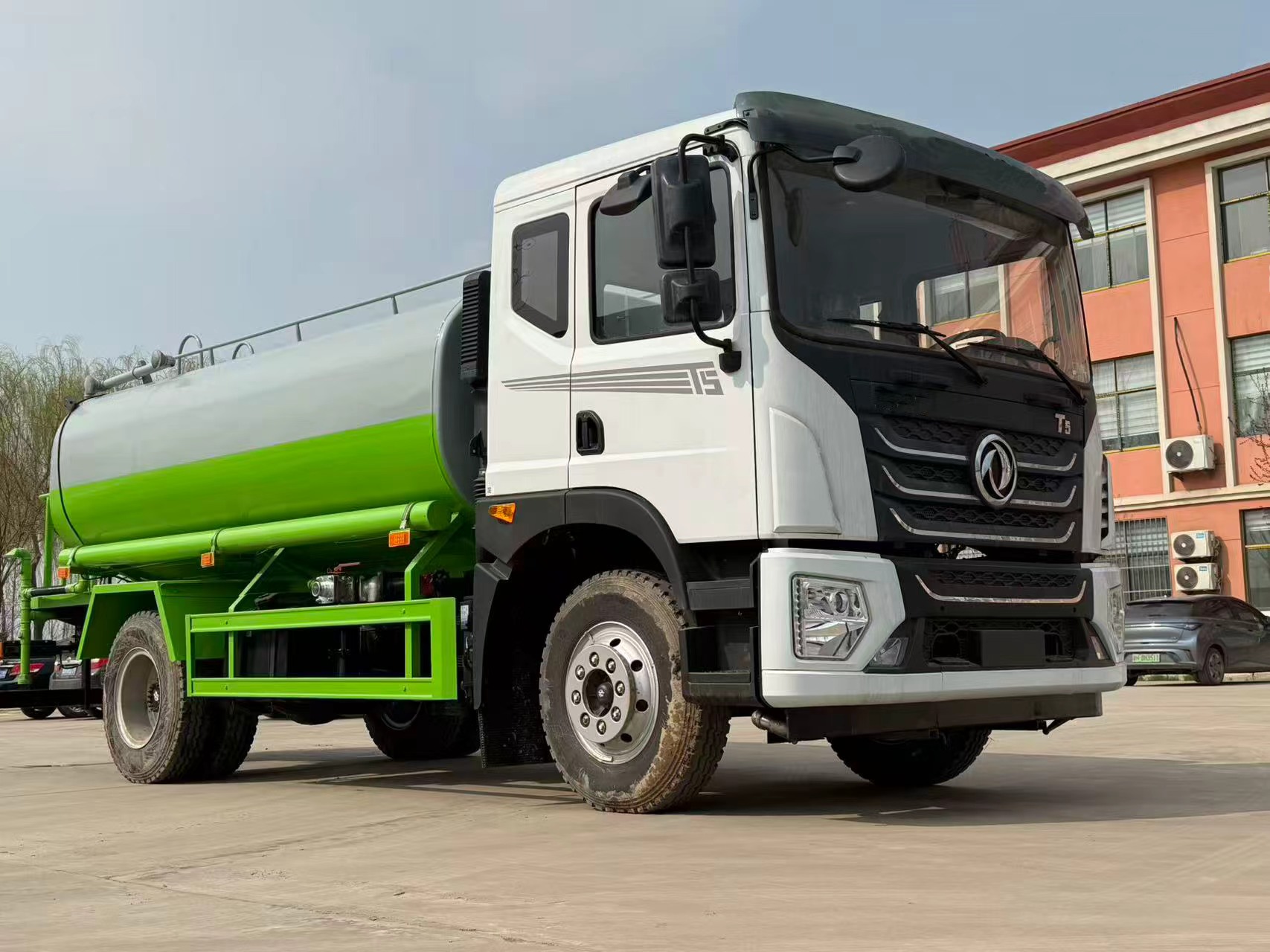 Dongfeng Huashen T5 4X2 Diesel Water Sprinkler Truck 12CBM High Pressure Water Cannon 15-30M Spray Width EURO 5 Fire Fighting