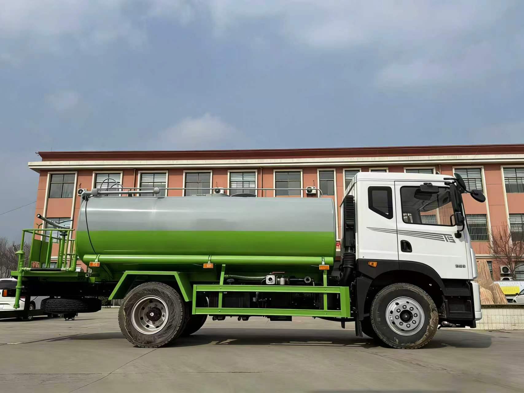 Dongfeng Huashen T5 4X2 Diesel Water Sprinkler Truck 12CBM High Pressure Water Cannon 15-30M Spray Width EURO 5 Fire Fighting