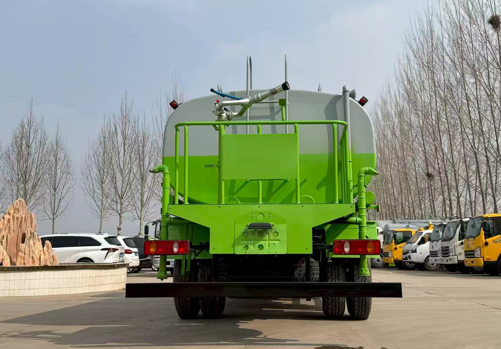 Dongfeng Huashen T5 4X2 Diesel Water Sprinkler Truck 12CBM High Pressure Water Cannon 15-30M Spray Width EURO 5 Fire Fighting