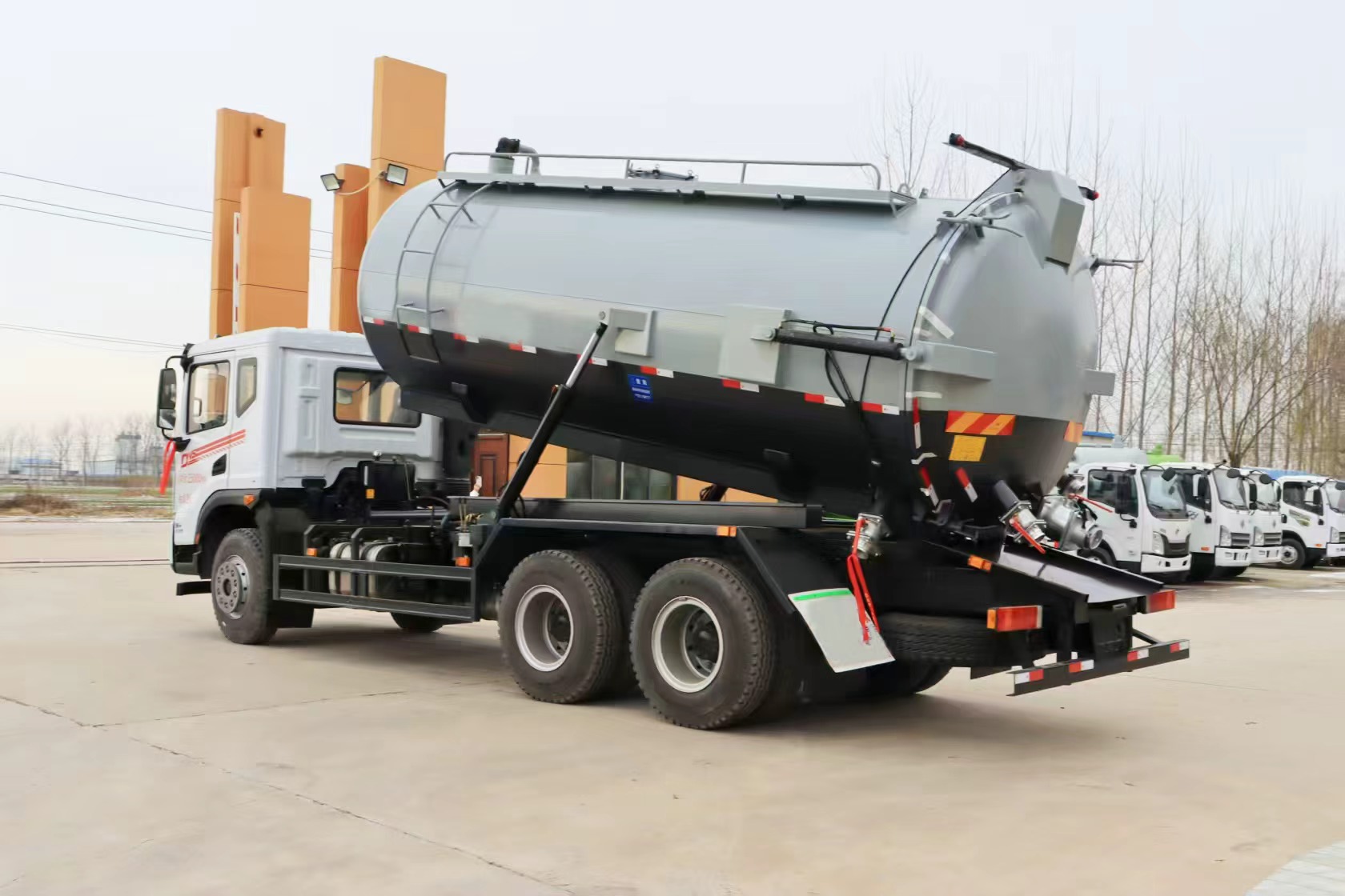 Hot Sale Dongfeng DV5 Manual High Suction Power Sewer Suction Truck Vacuum Tanker Sludge Cleaning Industrial 25T Capacity