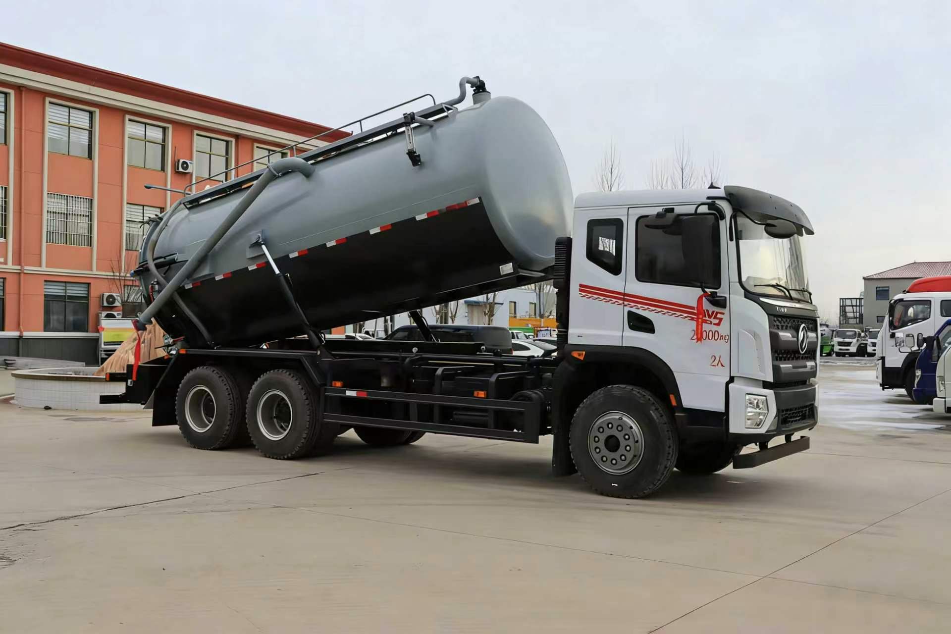 Hot Sale Dongfeng DV5 Manual High Suction Power Sewer Suction Truck Vacuum Tanker Sludge Cleaning Industrial 25T Capacity