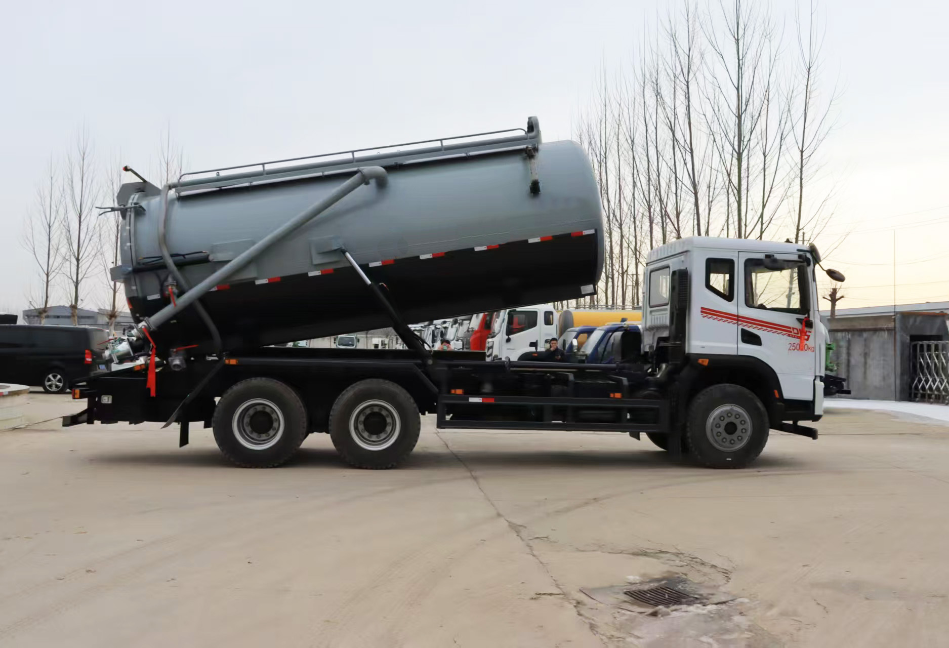 Hot Sale Dongfeng DV5 Manual High Suction Power Sewer Suction Truck Vacuum Tanker Sludge Cleaning Industrial 25T Capacity