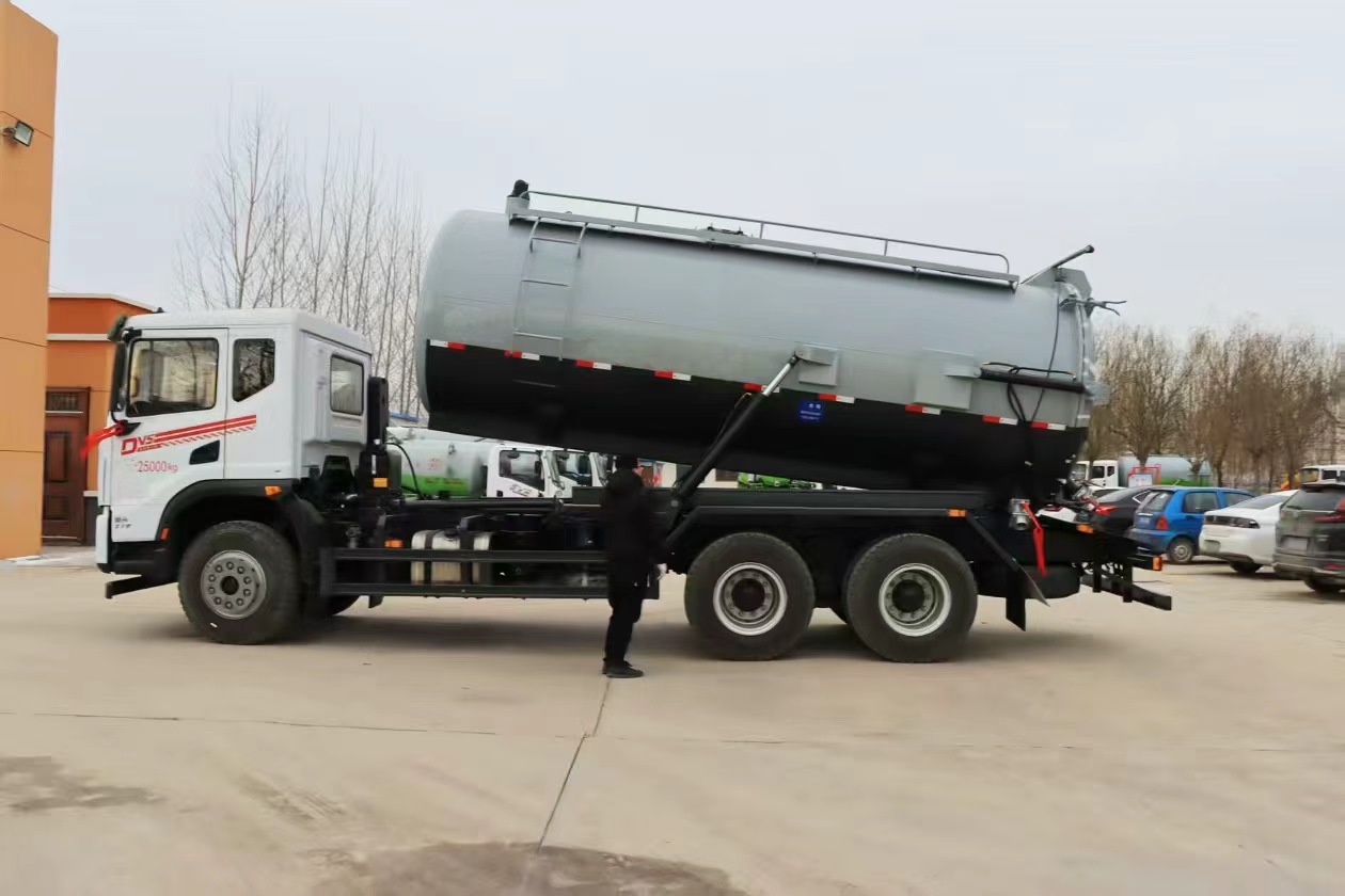 Hot Sale Dongfeng DV5 Manual High Suction Power Sewer Suction Truck Vacuum Tanker Sludge Cleaning Industrial 25T Capacity