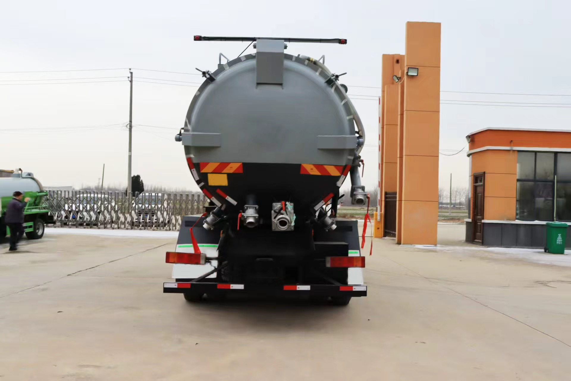Hot Sale Dongfeng DV5 Manual High Suction Power Sewer Suction Truck Vacuum Tanker Sludge Cleaning Industrial 25T Capacity