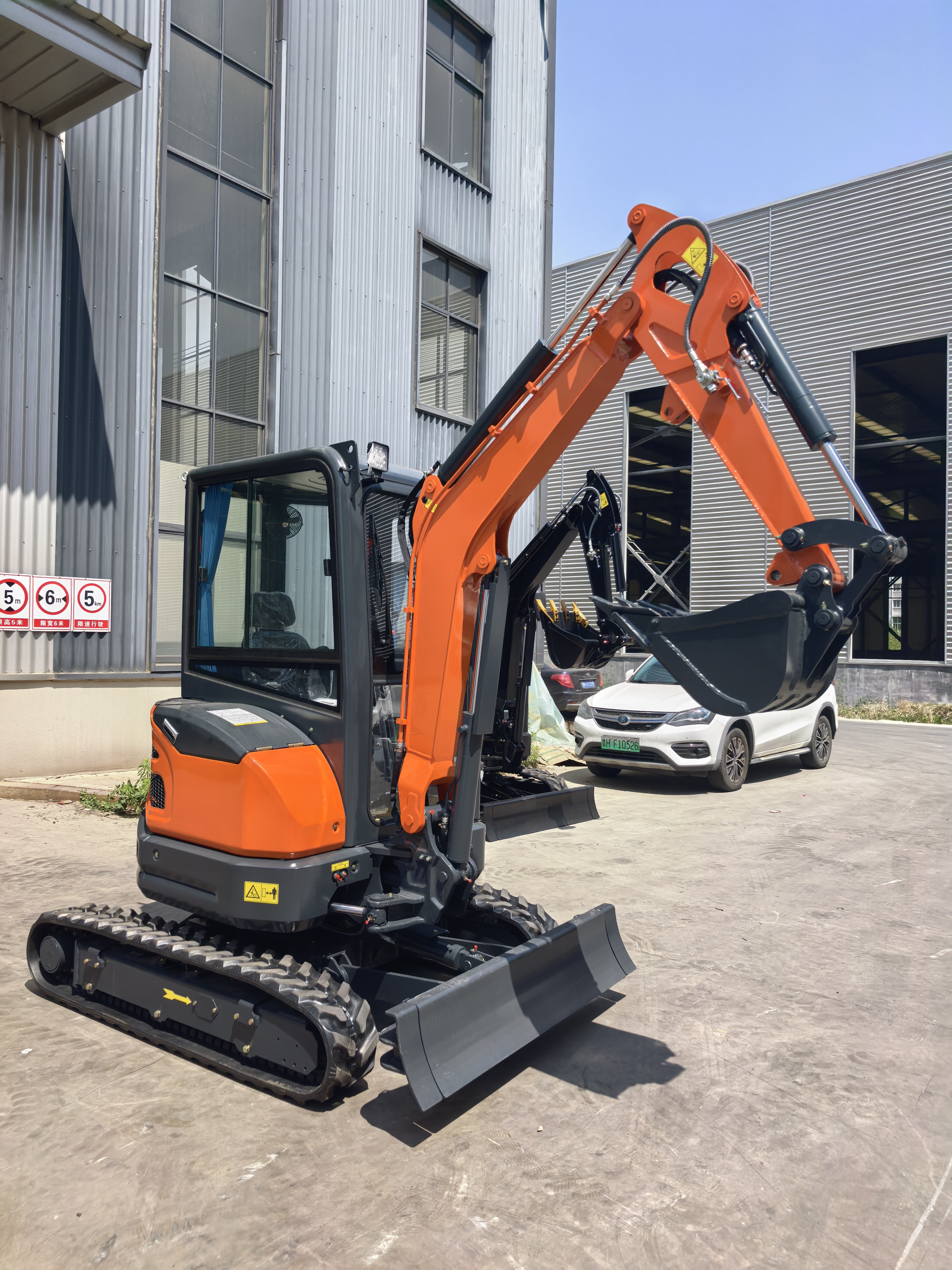 Free shipping. EPA/EURO 5 Chinese mini excavator, EPA, Kubota engine, 2-ton, 1-ton, 1.7-ton excavator cab, mini excavator, 3.5-ton for sale.