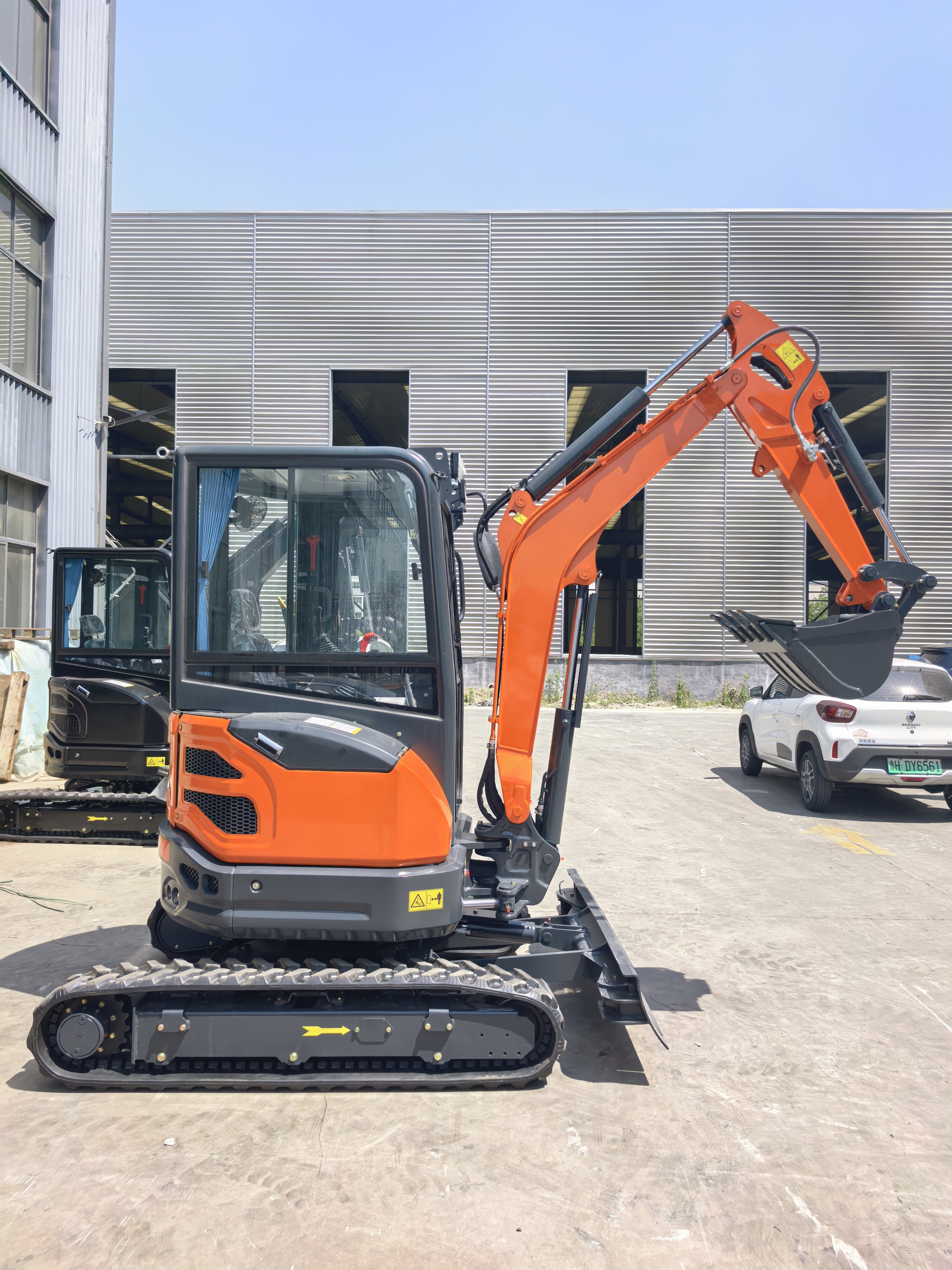 Free shipping. EPA/EURO 5 Chinese mini excavator, EPA, Kubota engine, 2-ton, 1-ton, 1.7-ton excavator cab, mini excavator, 3.5-ton for sale.