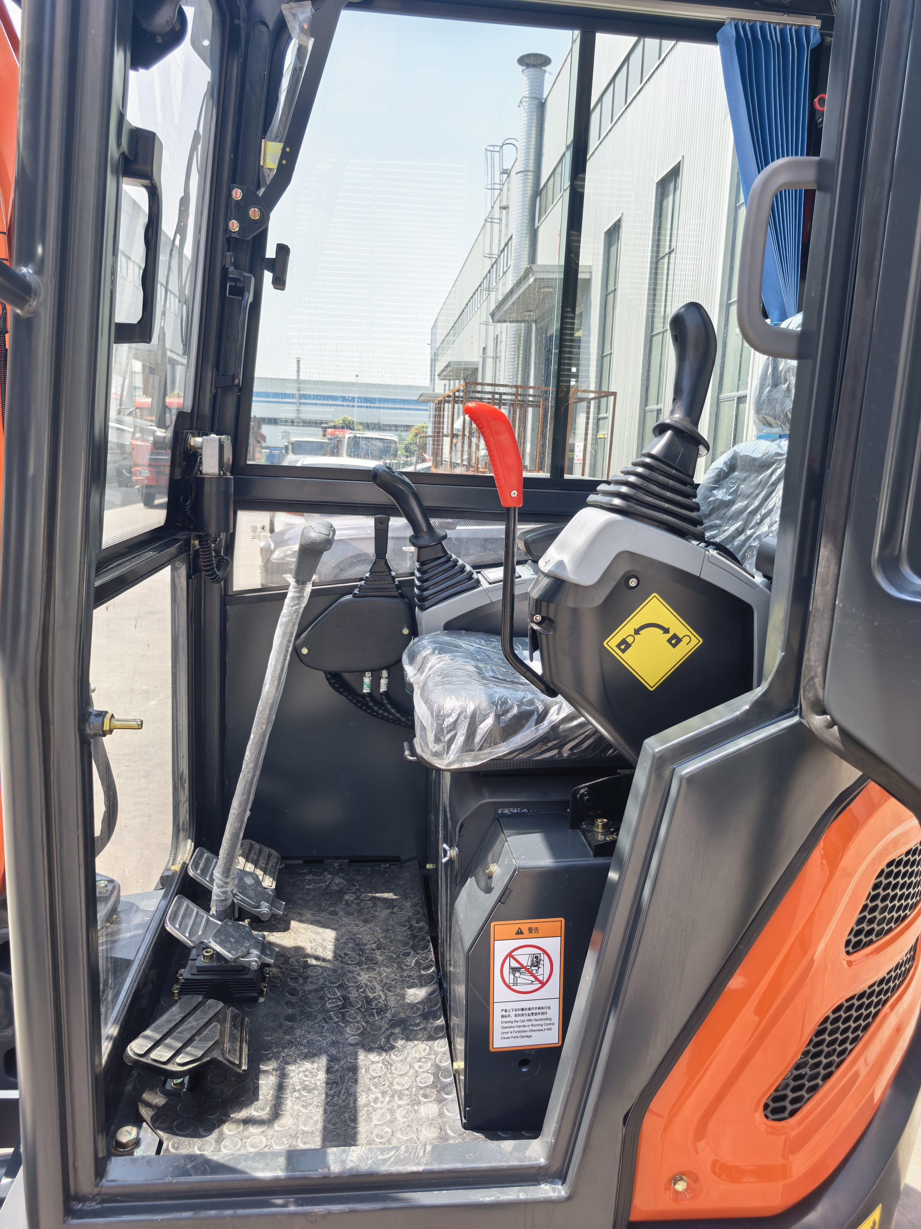 Free shipping. EPA/EURO 5 Chinese mini excavator, EPA, Kubota engine, 2-ton, 1-ton, 1.7-ton excavator cab, mini excavator, 3.5-ton for sale.