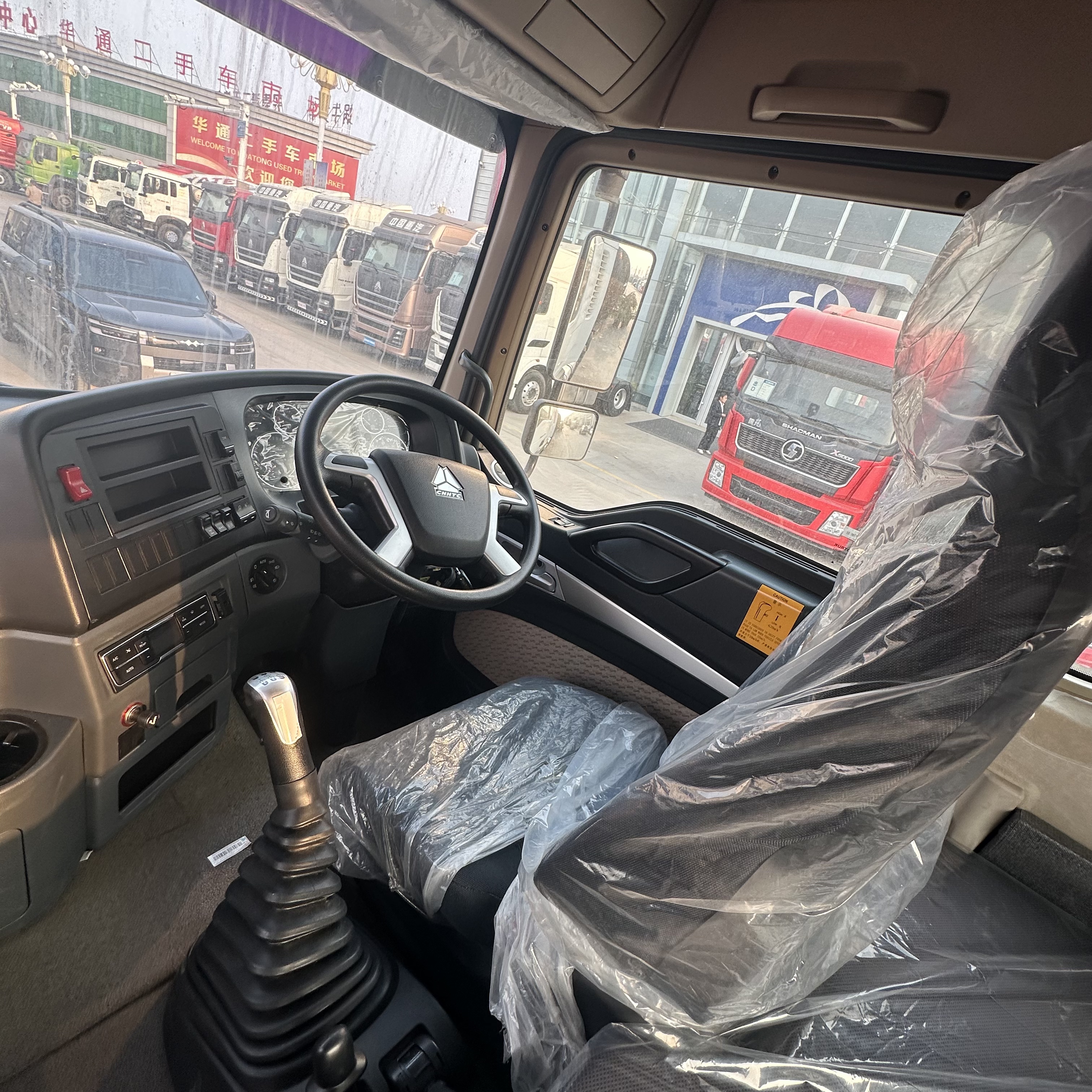 Sinotruk HOWO TX 380HP 6×4 Tractor Unit, Manual Gearbox, Rear Axle with Steel Leaf Springs