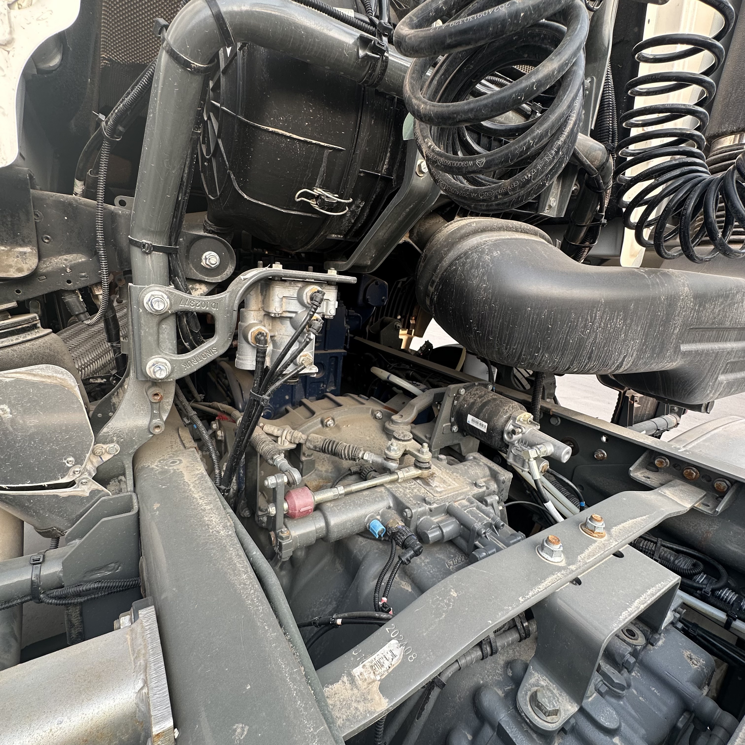 Sinotruk HOWO TX 380HP 6×4 Tractor Unit, Manual Gearbox, Rear Axle with Steel Leaf Springs