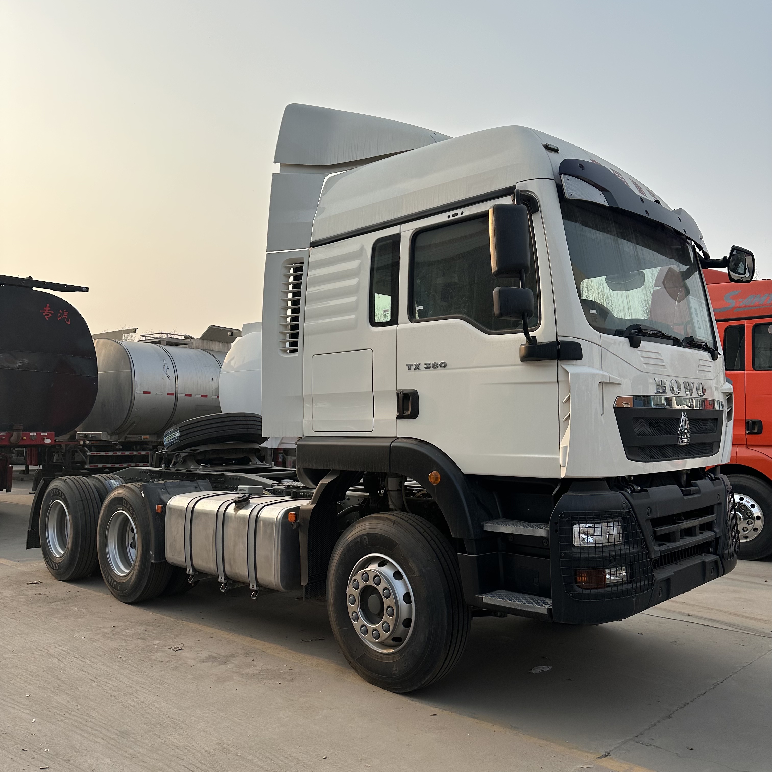 Sinotruk HOWO TX 380HP 6×4 Tractor Unit, Manual Gearbox, Rear Axle with Steel Leaf Springs