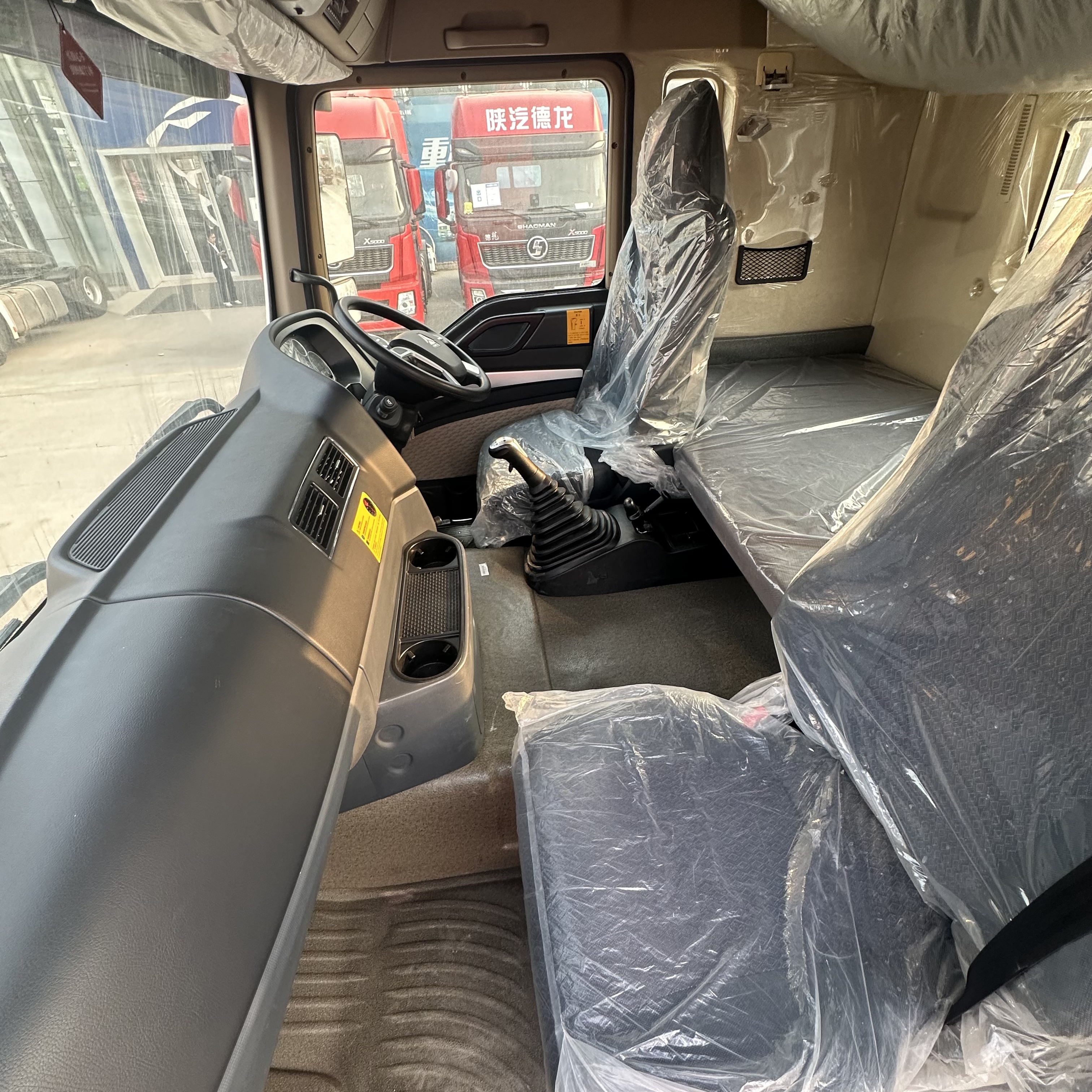 Sinotruk HOWO TX 380HP 6×4 Tractor Unit, Manual Gearbox, Rear Axle with Steel Leaf Springs