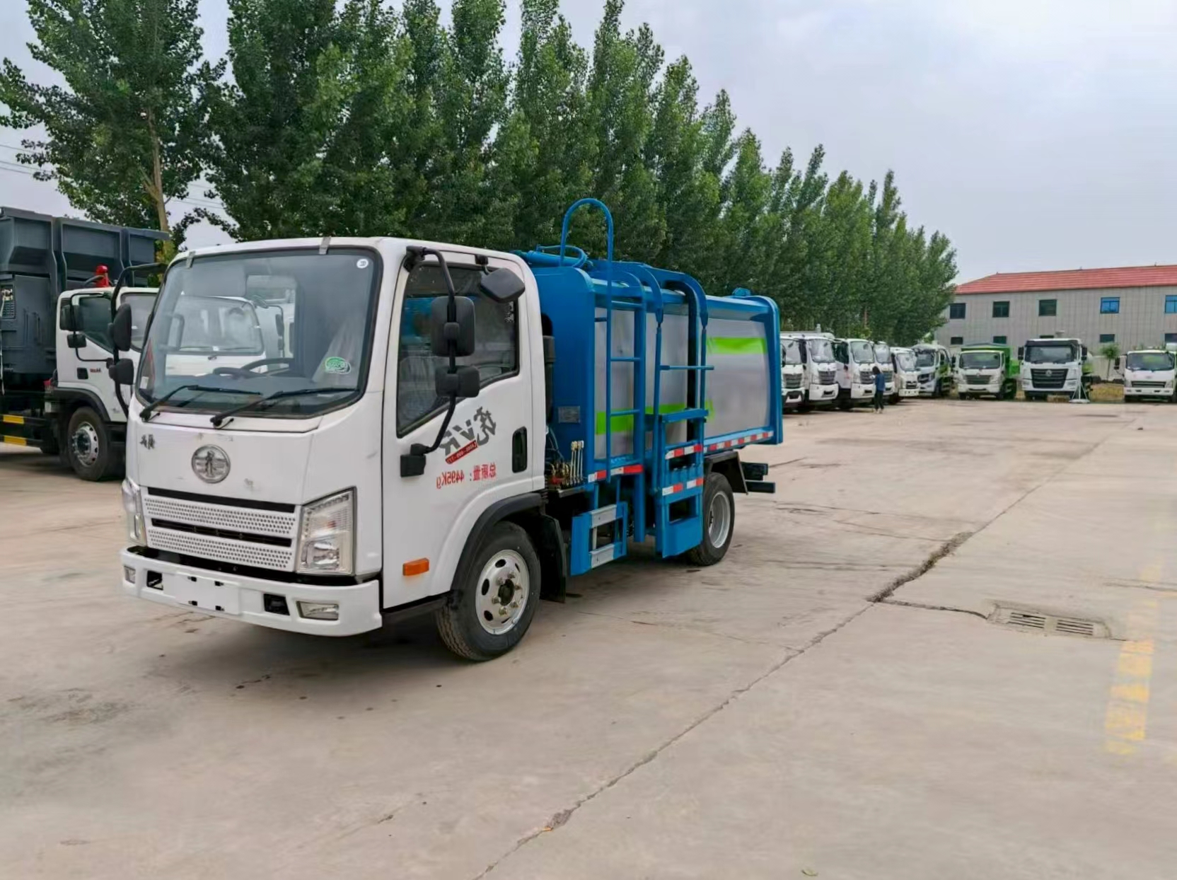 Hot Sale New FAW Jiefang Hu VR Side Loader Garbage Truck 6cbm Dump Truck Euro 5 Refuse Collector with Motor