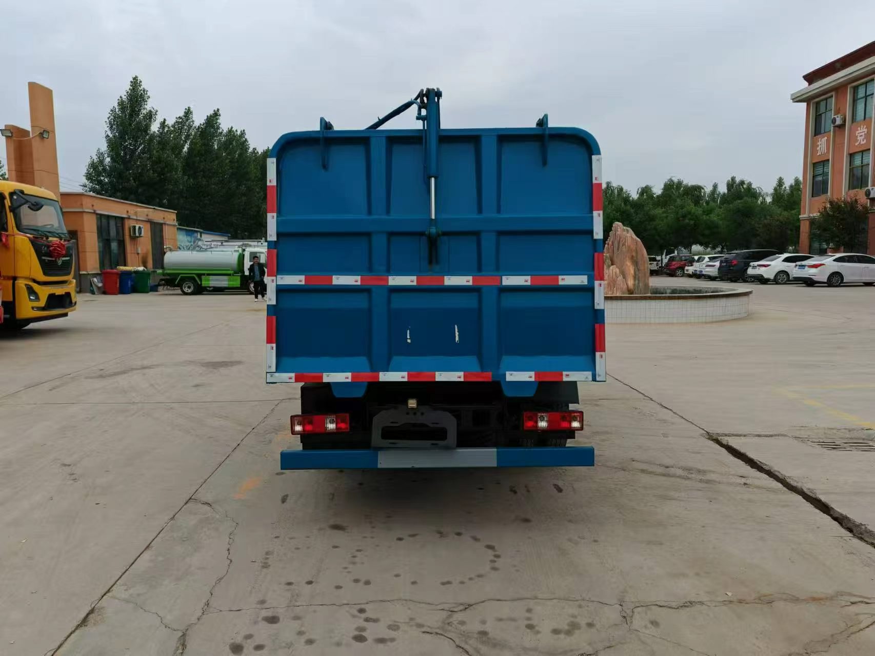 Hot Sale New FAW Jiefang Hu VR Side Loader Garbage Truck 6cbm Dump Truck Euro 5 Refuse Collector with Motor