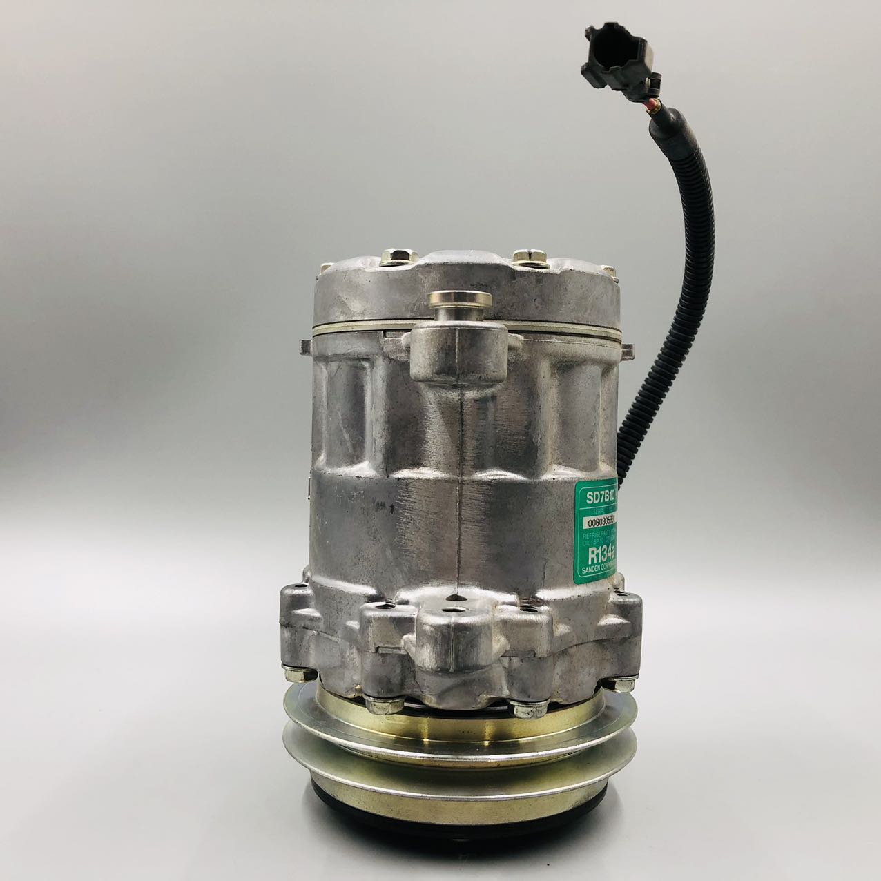 22L-979-2200 compressor is suitable for Komatsu PC55 excavator parts