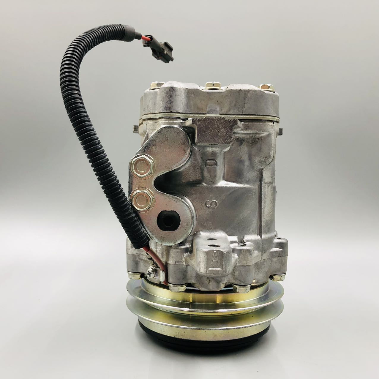 22L-979-2200 compressor is suitable for Komatsu PC55 excavator parts