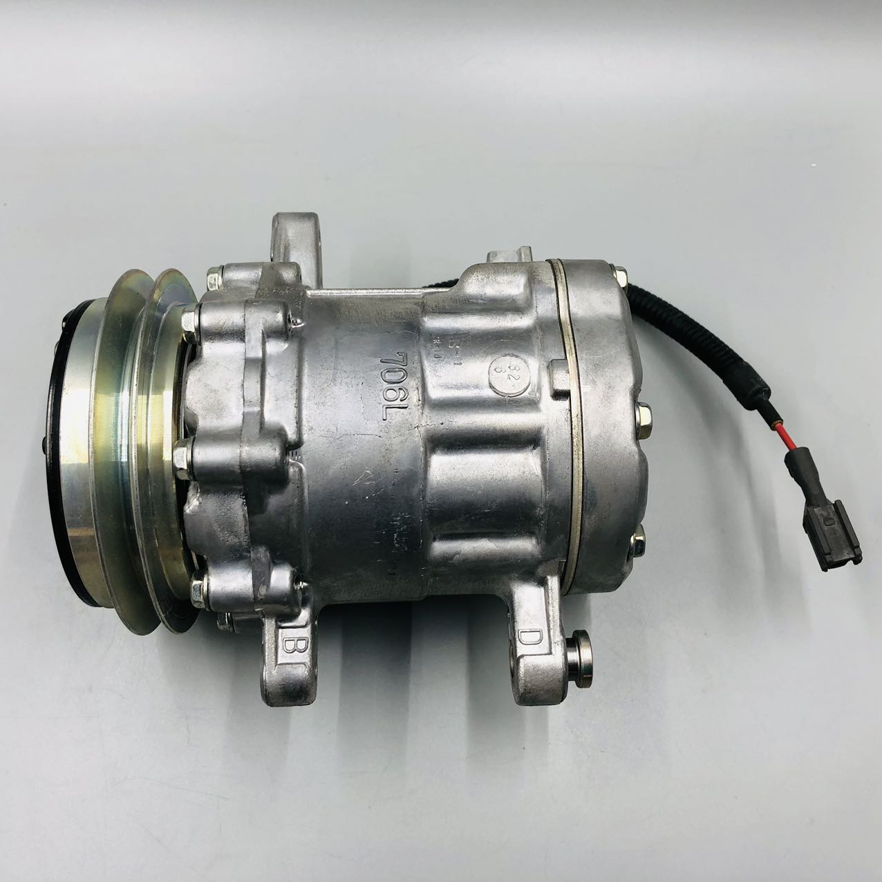 22L-979-2200 compressor is suitable for Komatsu PC55 excavator parts