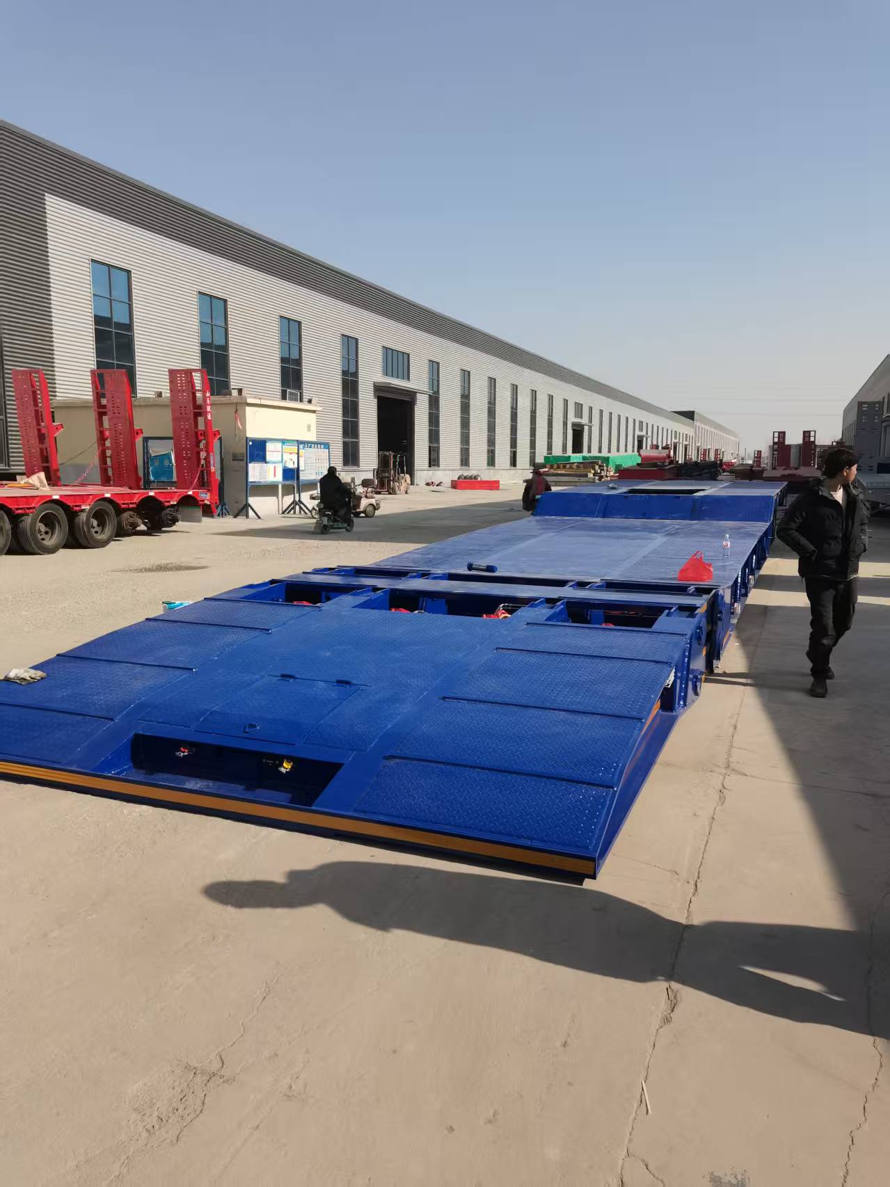 Extensible swivel-neck heavy-duty transport vehicle