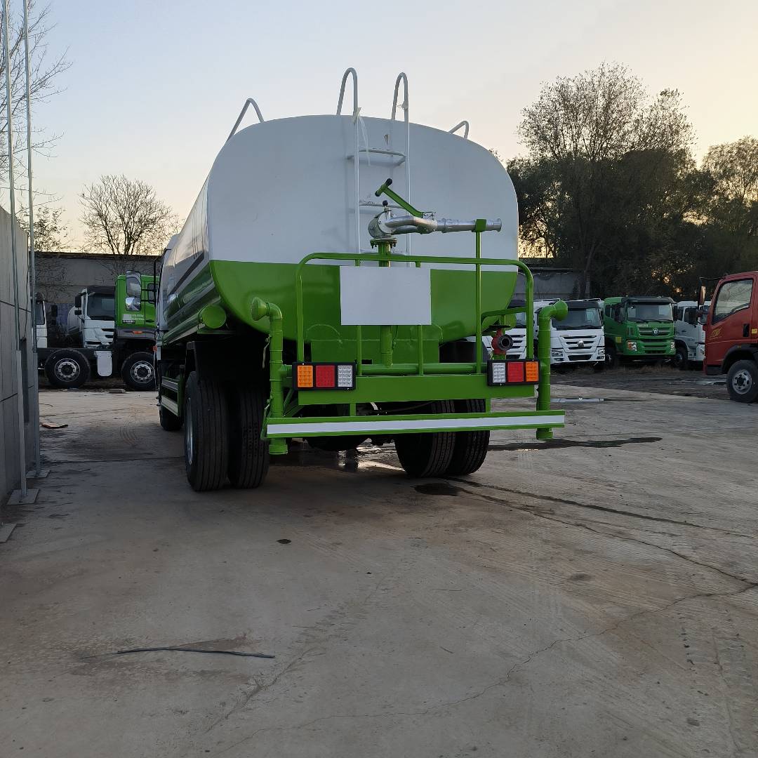 Water sprinkler truck, landscaping truck, large fog cannon dust suppression truck, water tanker